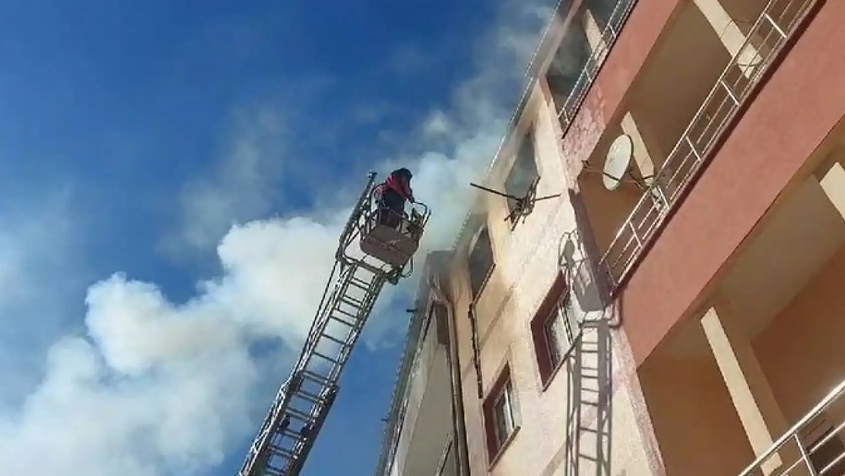 Sivas'ta ev yangını, dumandan etkilenen 3 kişi kurtarıldı