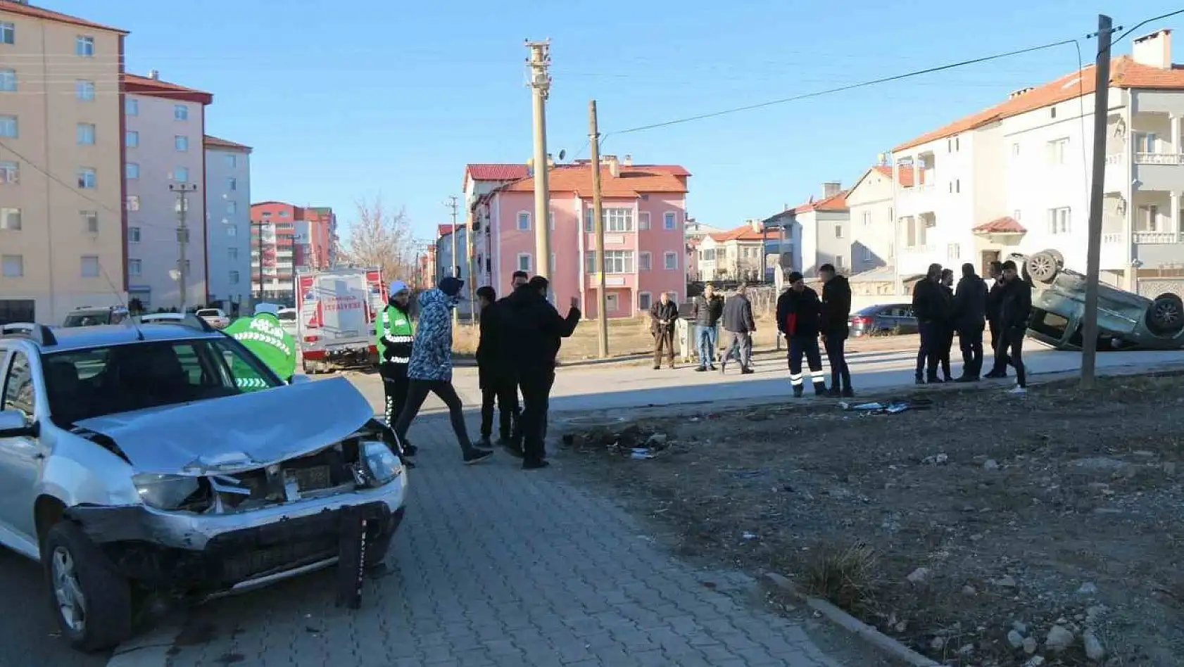 Sivas'ta hafif ticari araç ile otomobil çarpıştı: 2 yaralı