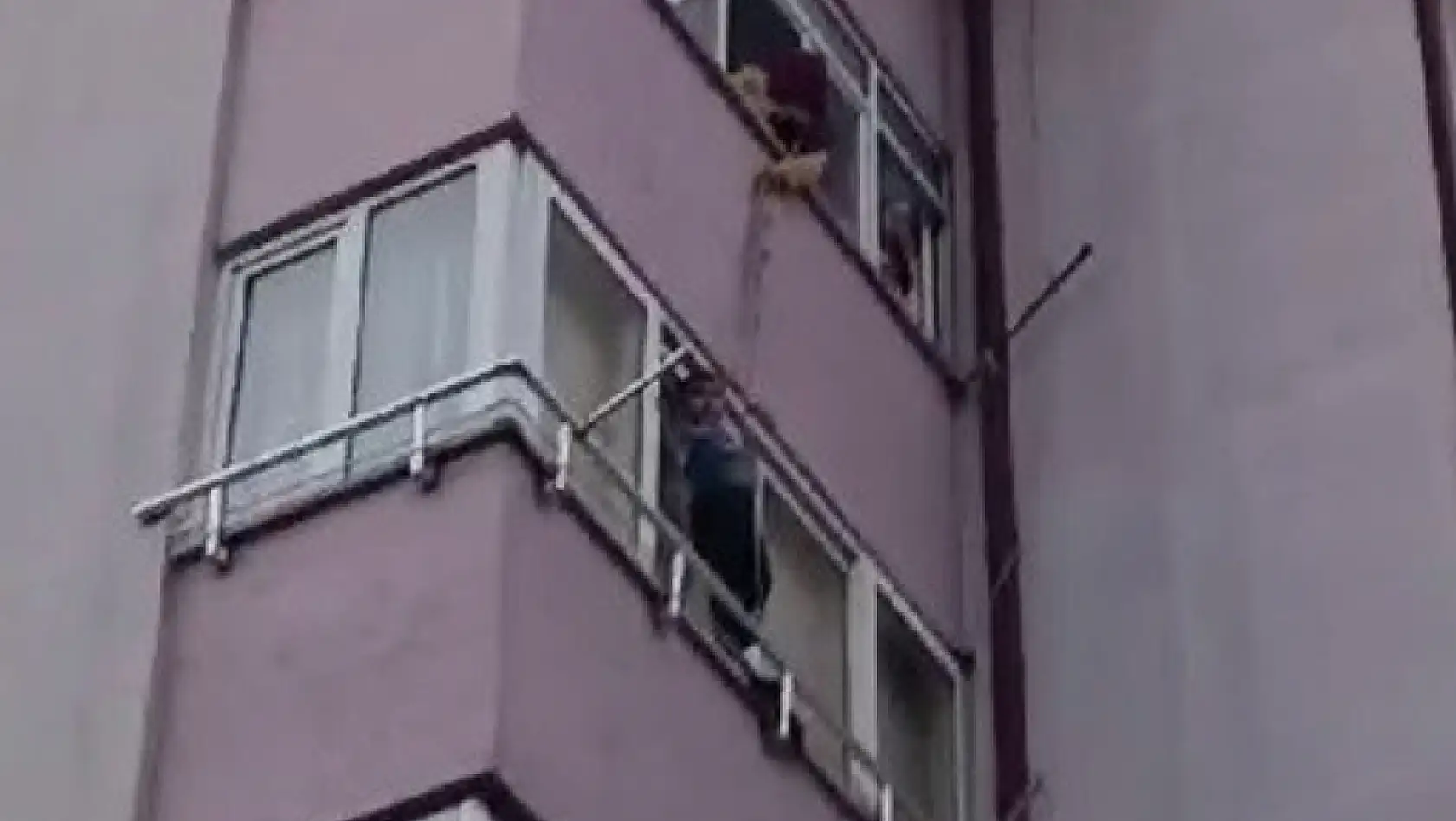 Sivas'ta korku dolu anlar: Çocuk pencerede mahsur kaldı