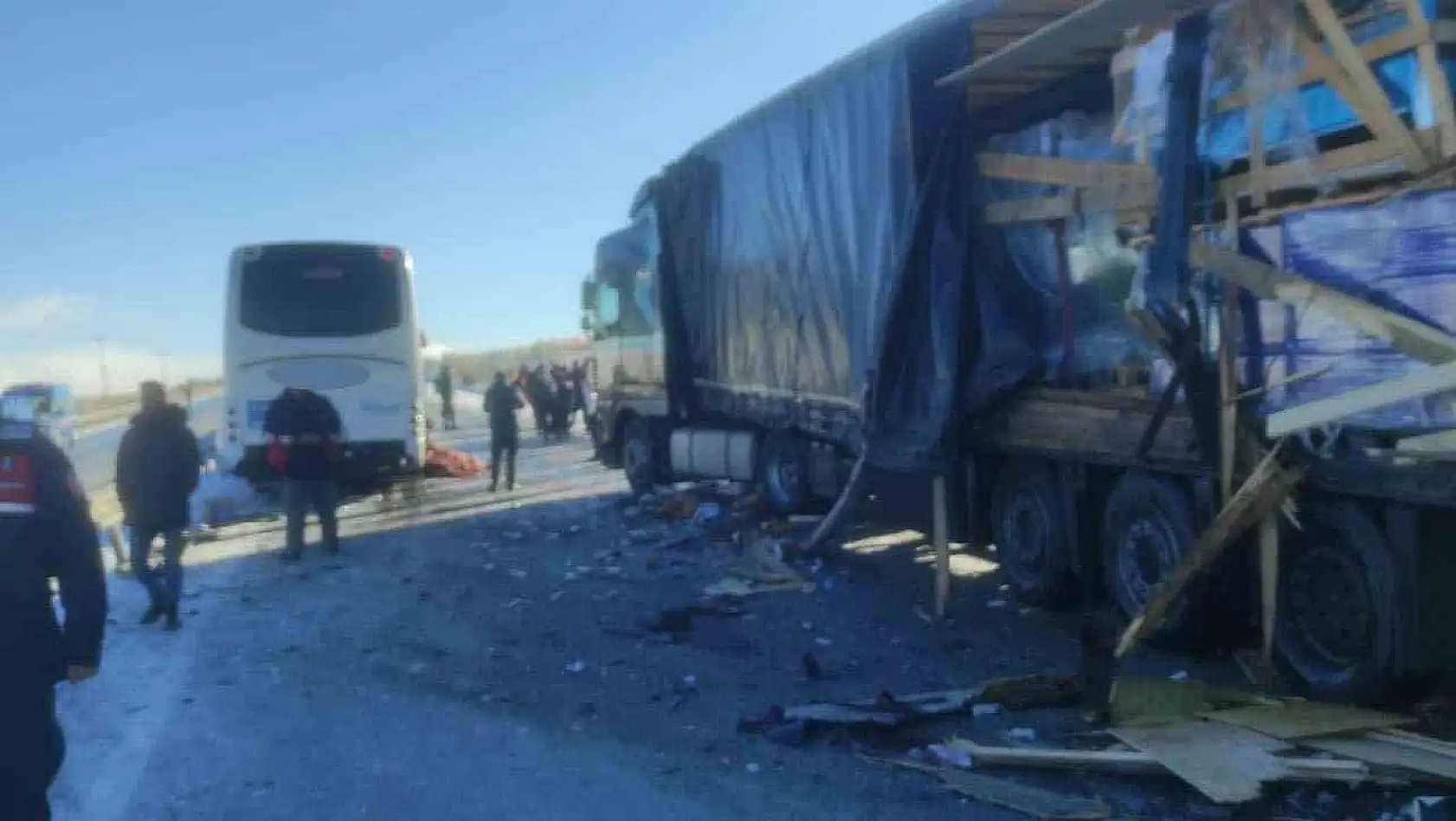 Sivas'ta otobüs kazası, 1 ölü çok sayıda yaralı