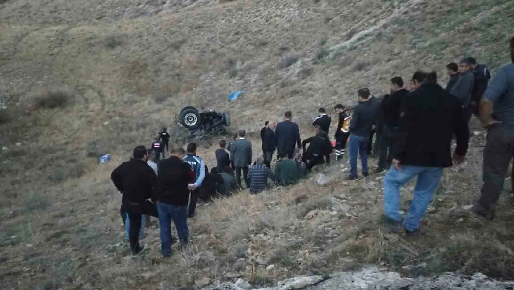 Sivas'ta traktör 400 metrelik uçurumdan uçtu: 1 ölü