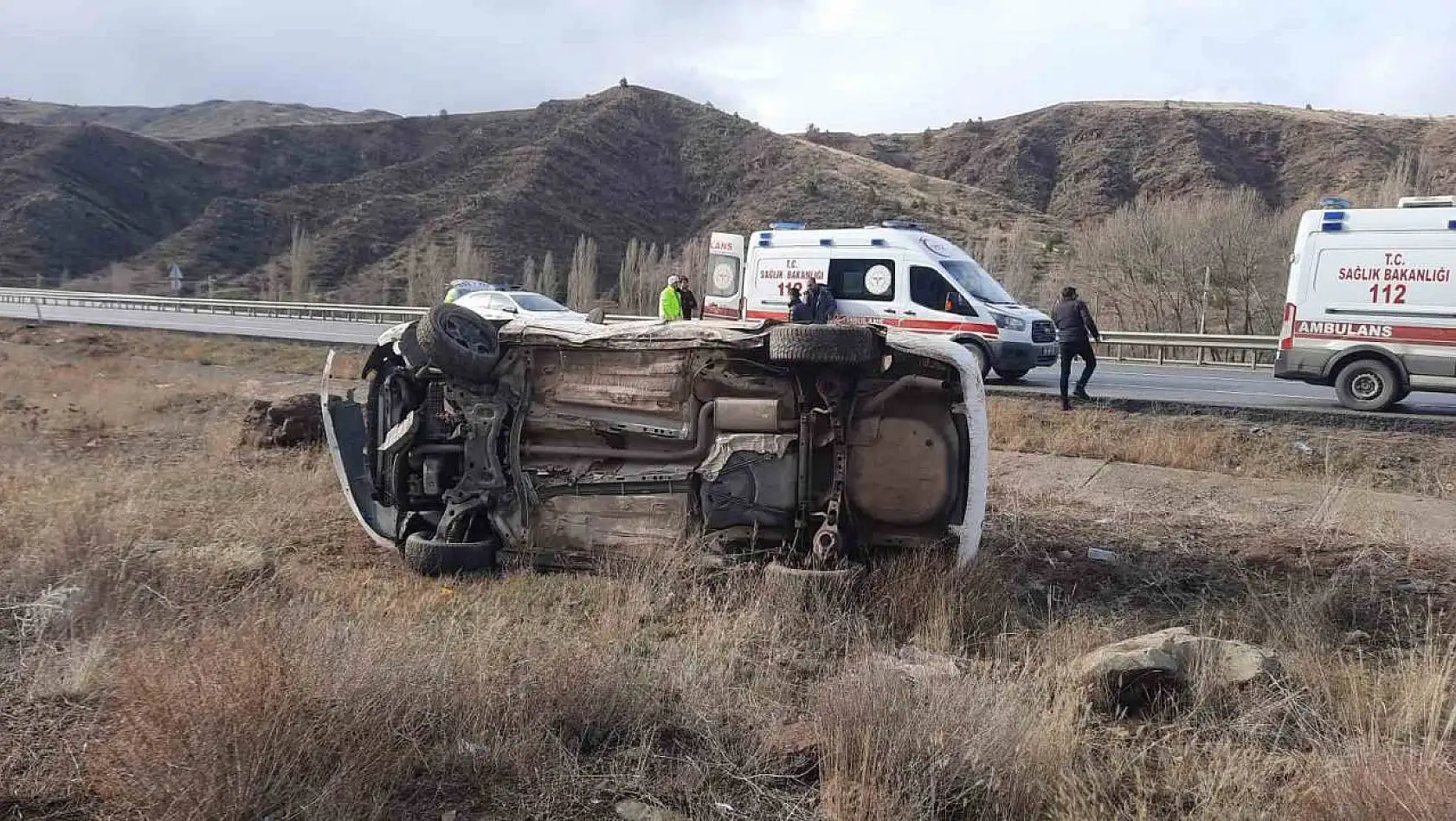Sivas'ta virajı alamayan otomobil yan yattı: 2 yaralı