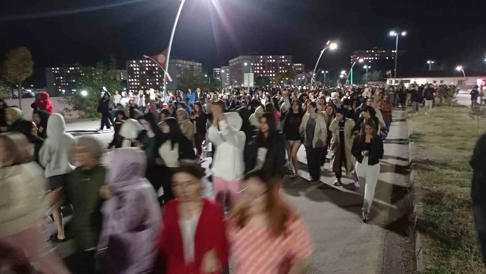 Sivas'ta yurt asansörünün bozulmasına öğrencilerden tepki