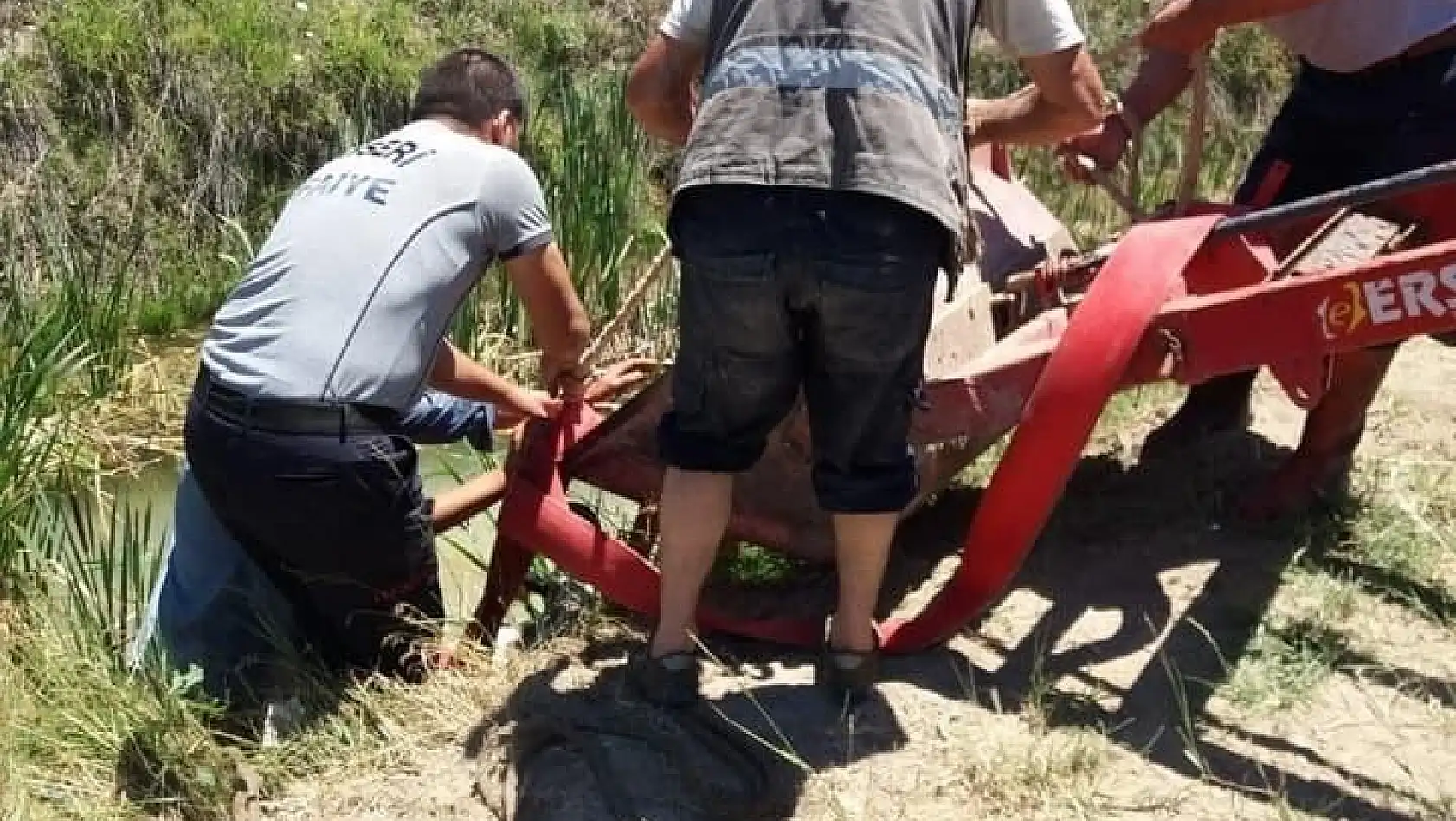 Su kanalına düşen inek itfaiye ekiplerince kurtarıldı