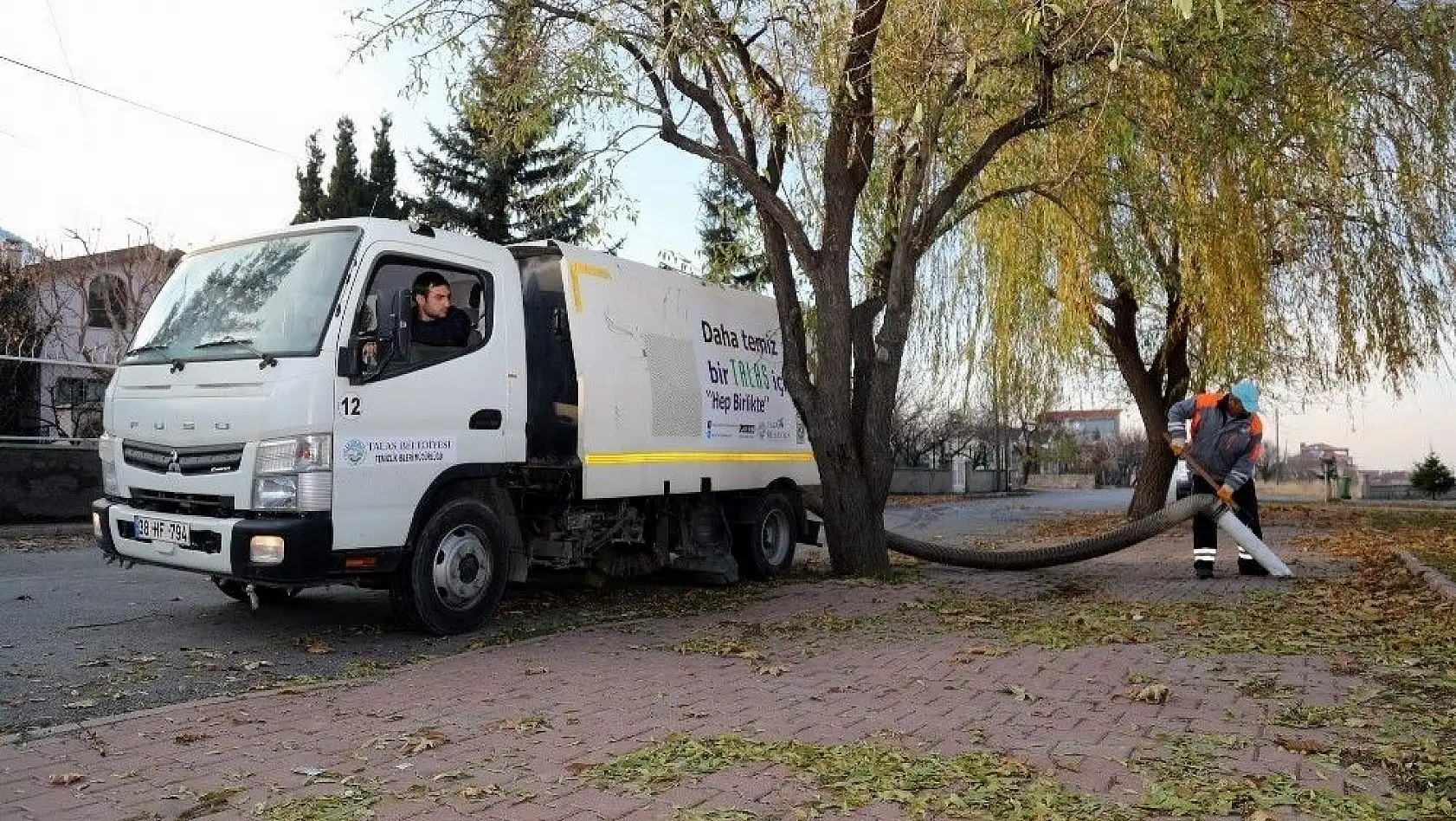 Talas Belediyesi ekipleri kuru yaprakları gübreye dönüştürüyor
