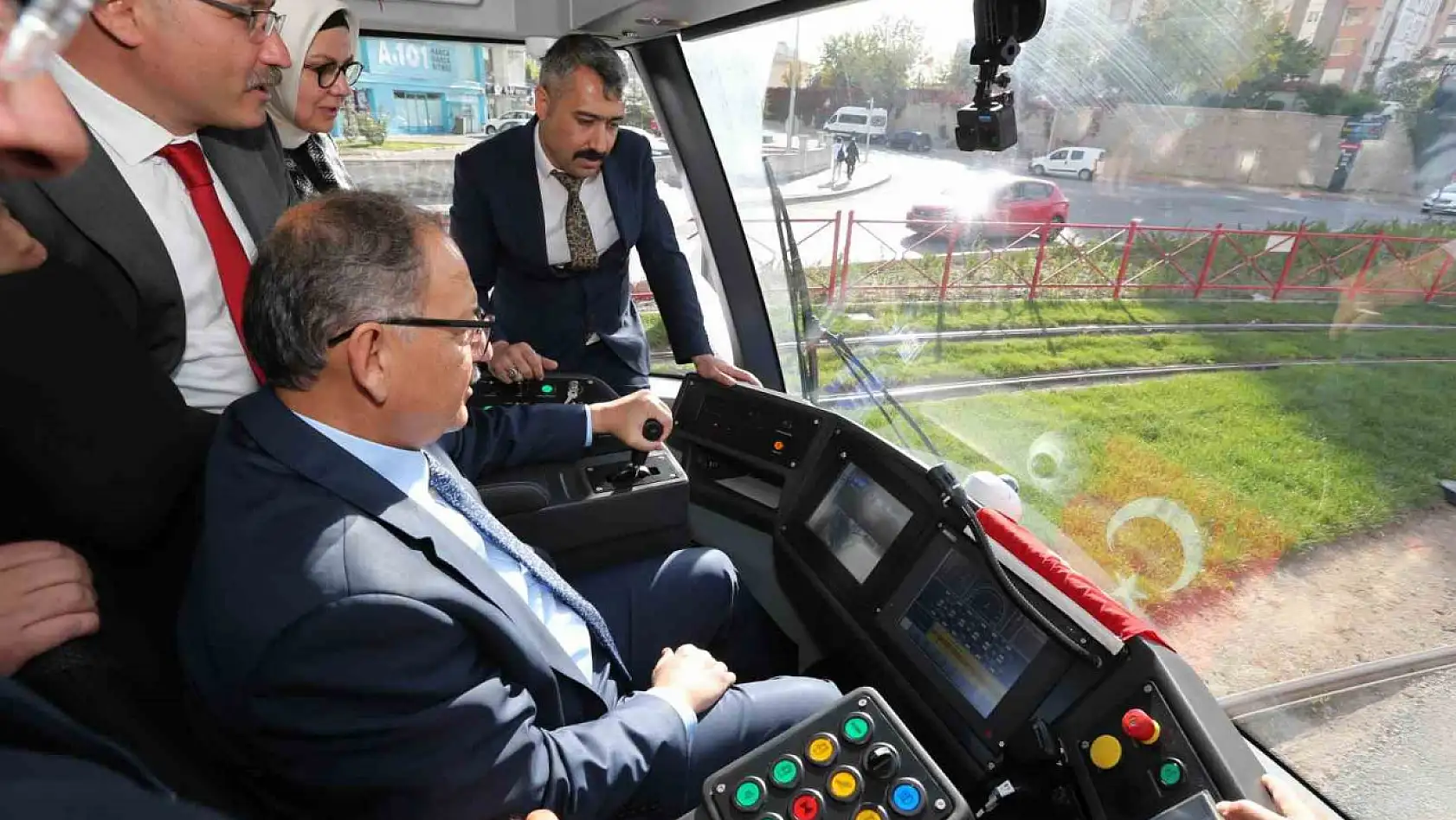 Talas Mevlana-Cumhuriyet Meydanı tramvay hattı, Bakan Özhaseki'nin sürüşü ile hizmete başladı