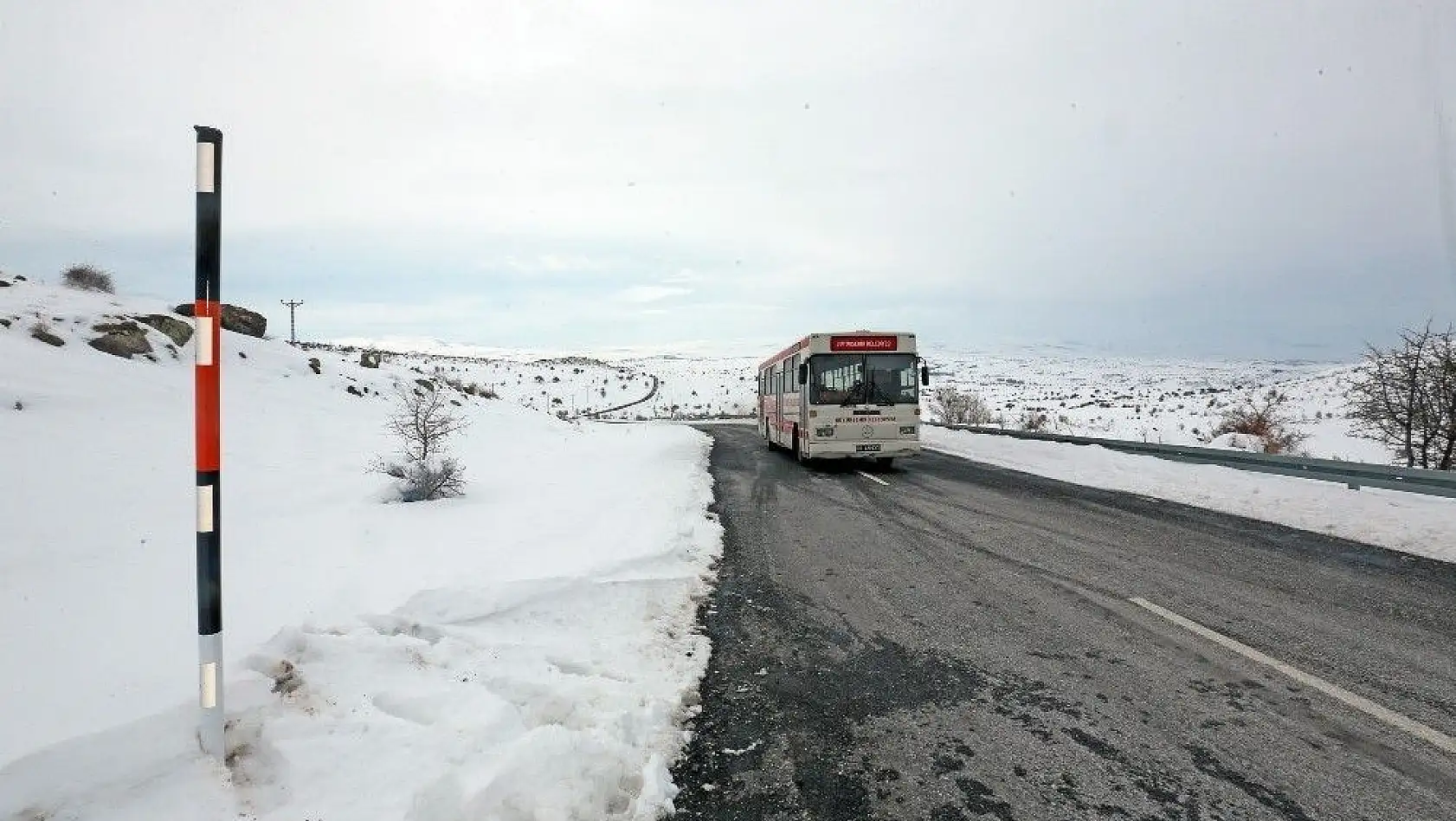Talas'ta yol güvenliği için kar direkleri
