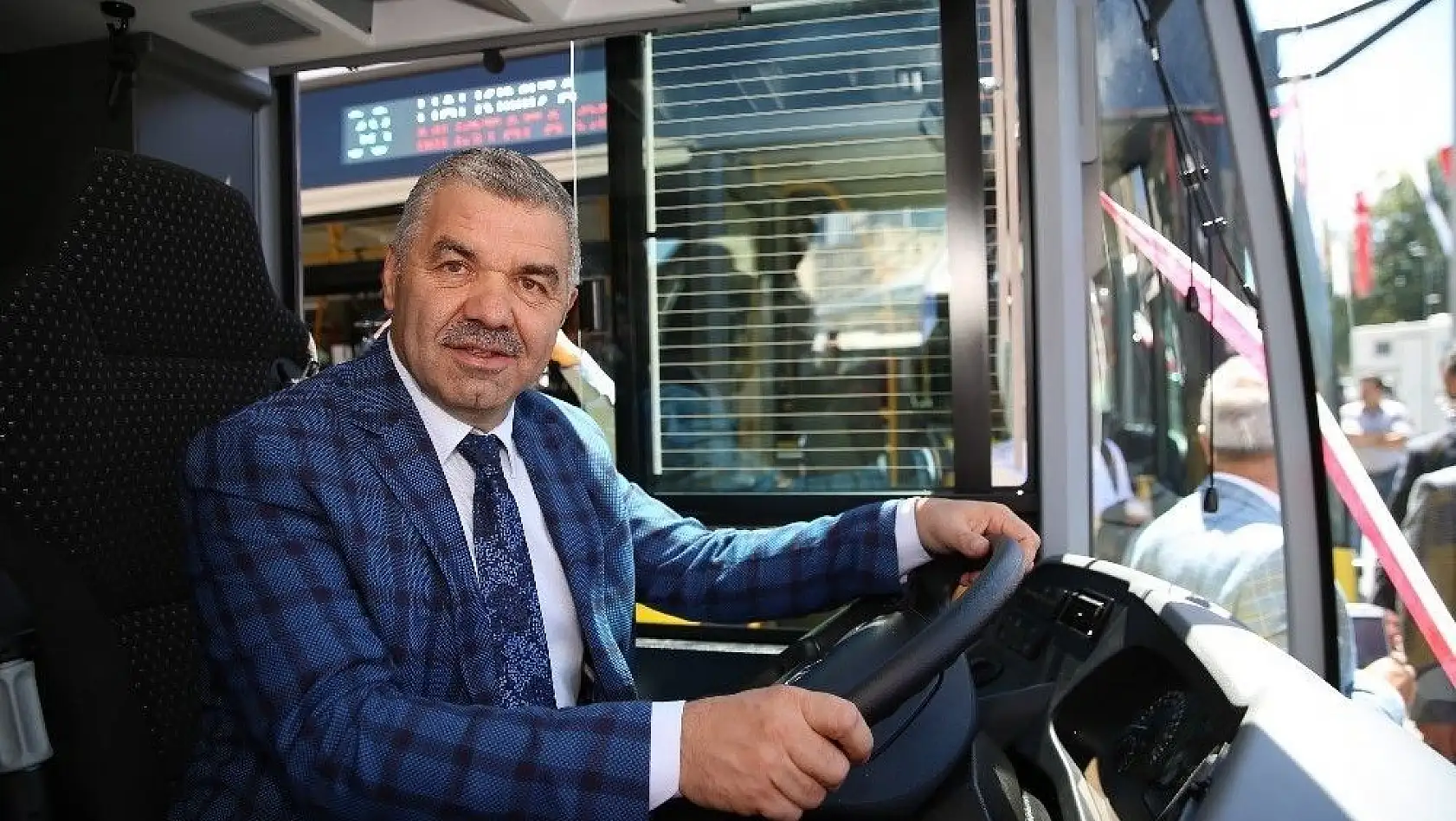 Başkan Çelik, yeni otobüsleri tanıttı