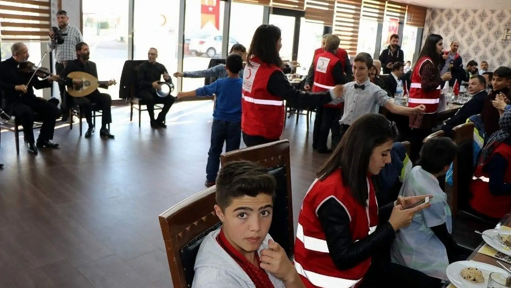 Türk Kızılayı sevgi evlerinde kalan çocuklarla buluştu
