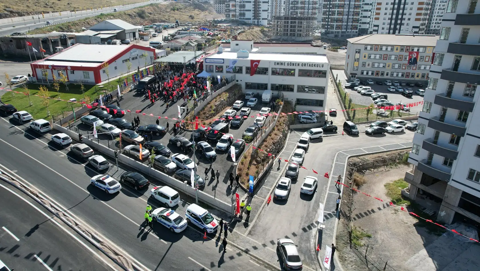 Türkiye'nin en büyük 7. mahallesi yeni okuluna kavuştu