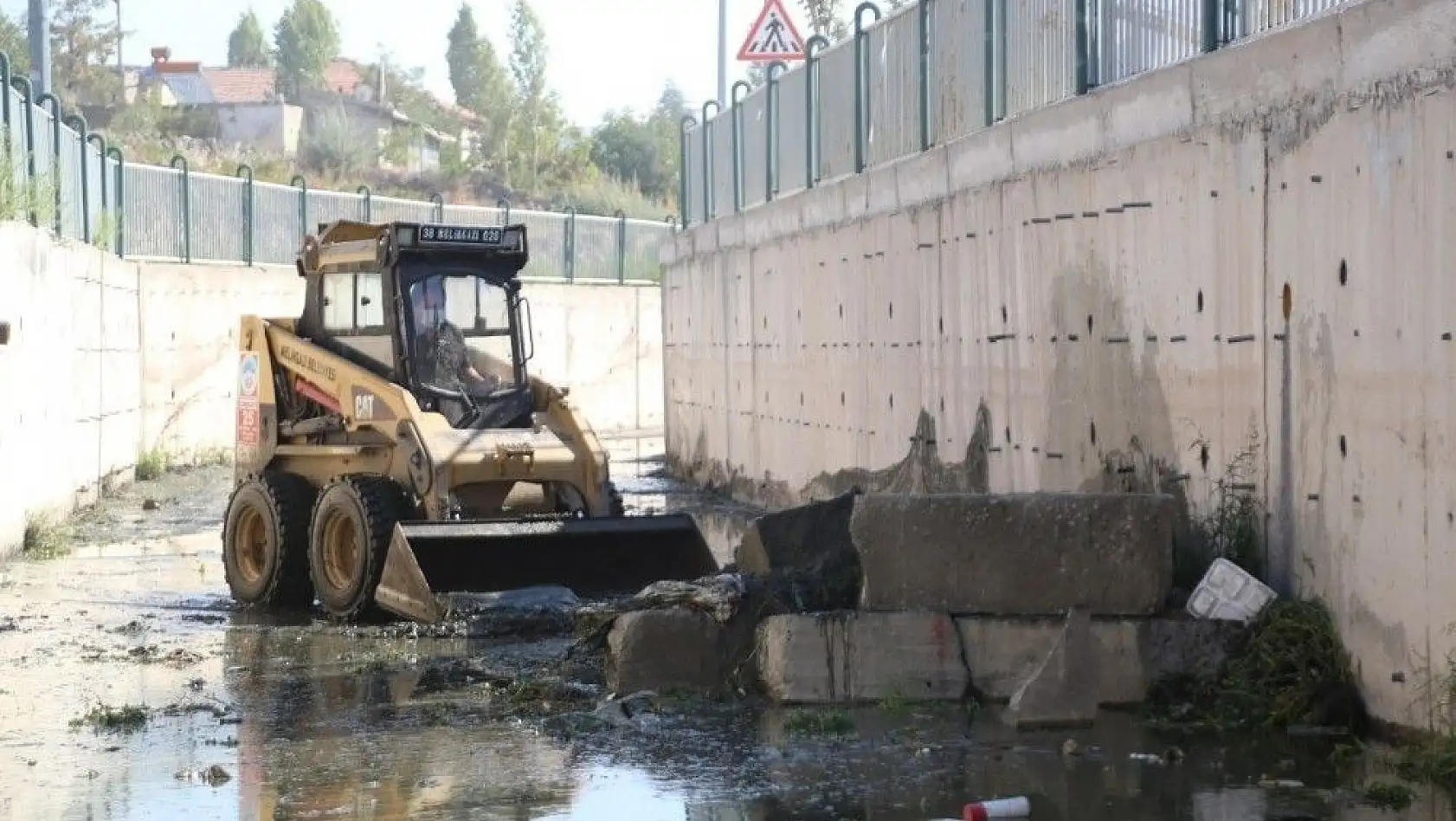 Yağışlara karşı Melikgazi genelinde yağmur suyu kanalları temizleniyor
