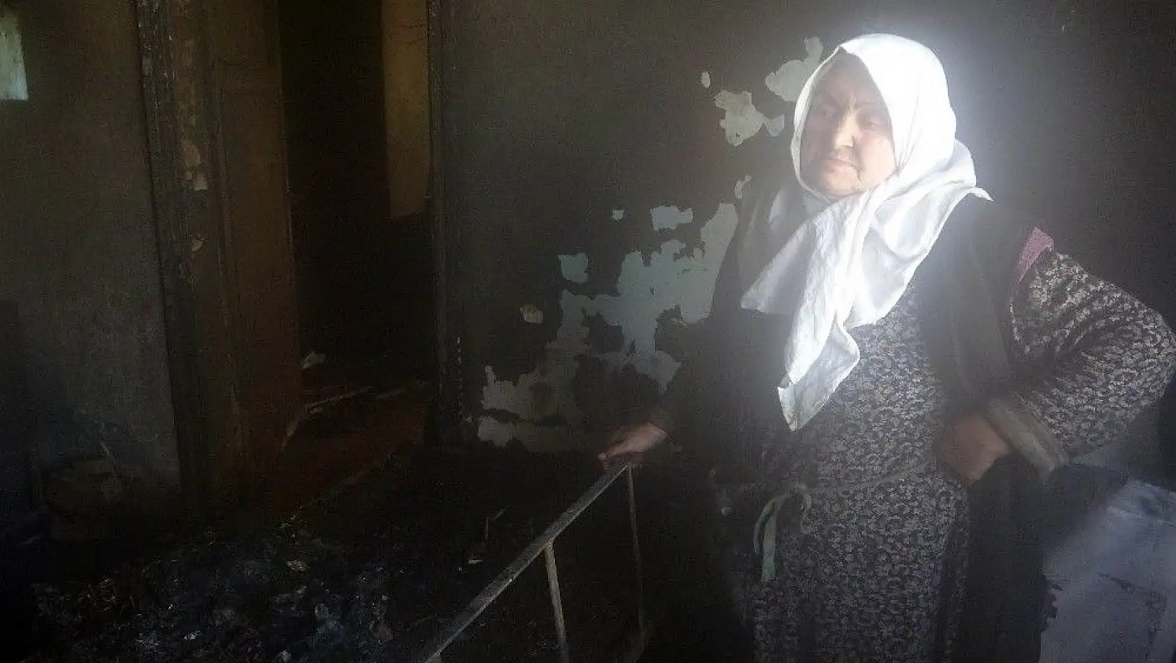 Yangın'da tüm eşyaları yanan yaşlı kadın yardım eli uzatılmasını bekliyor
