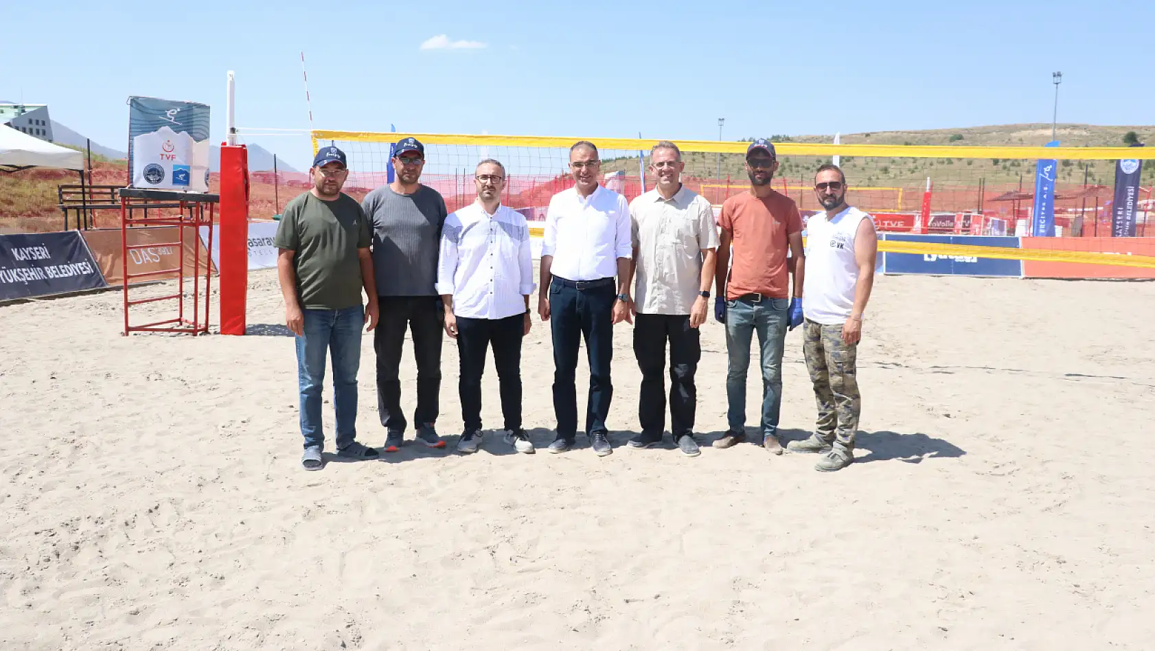 Zirvede plaj voleybolu için 300 kamyon kum taşındı