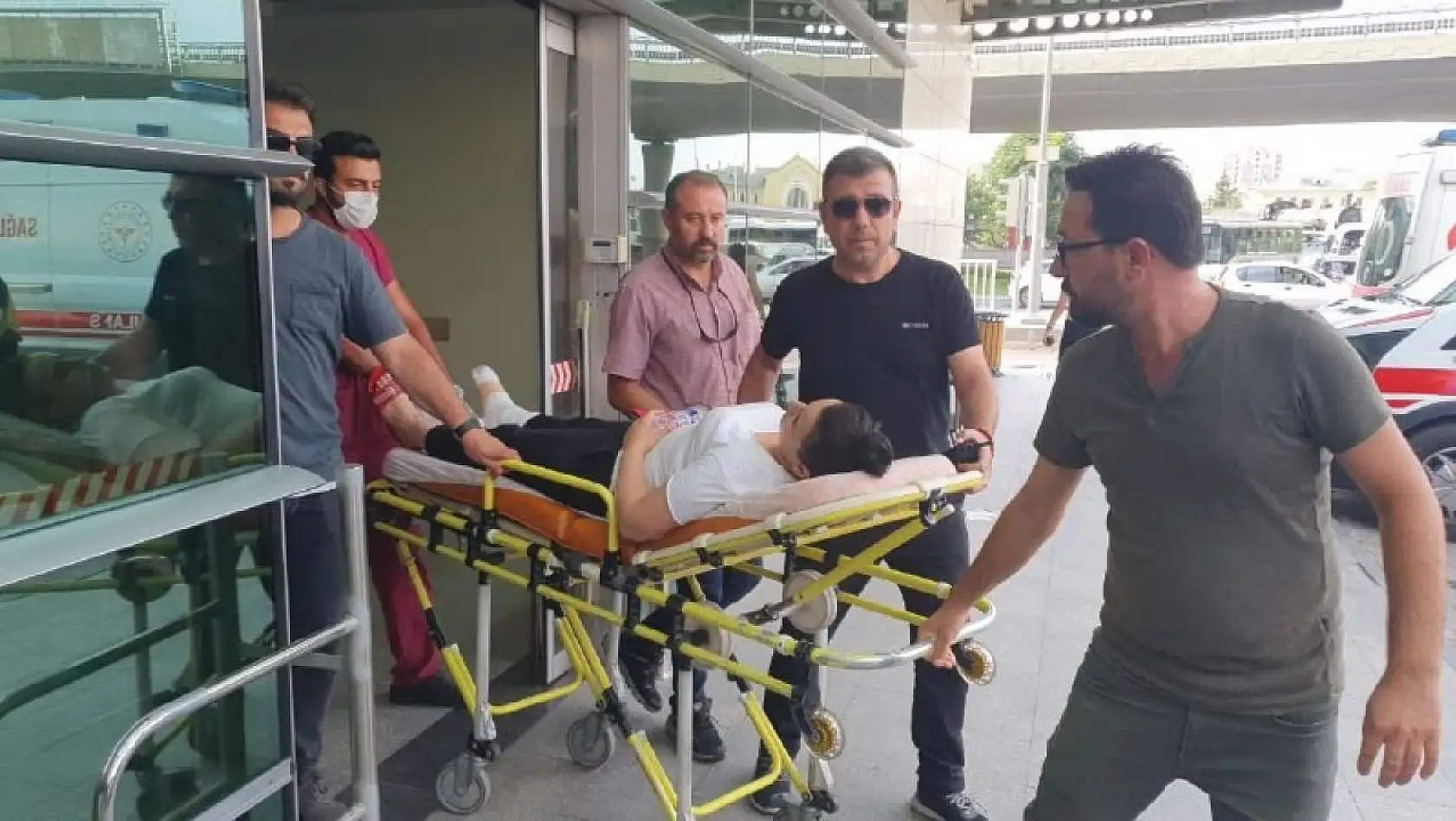 Aranan kadın balkondan atladı!