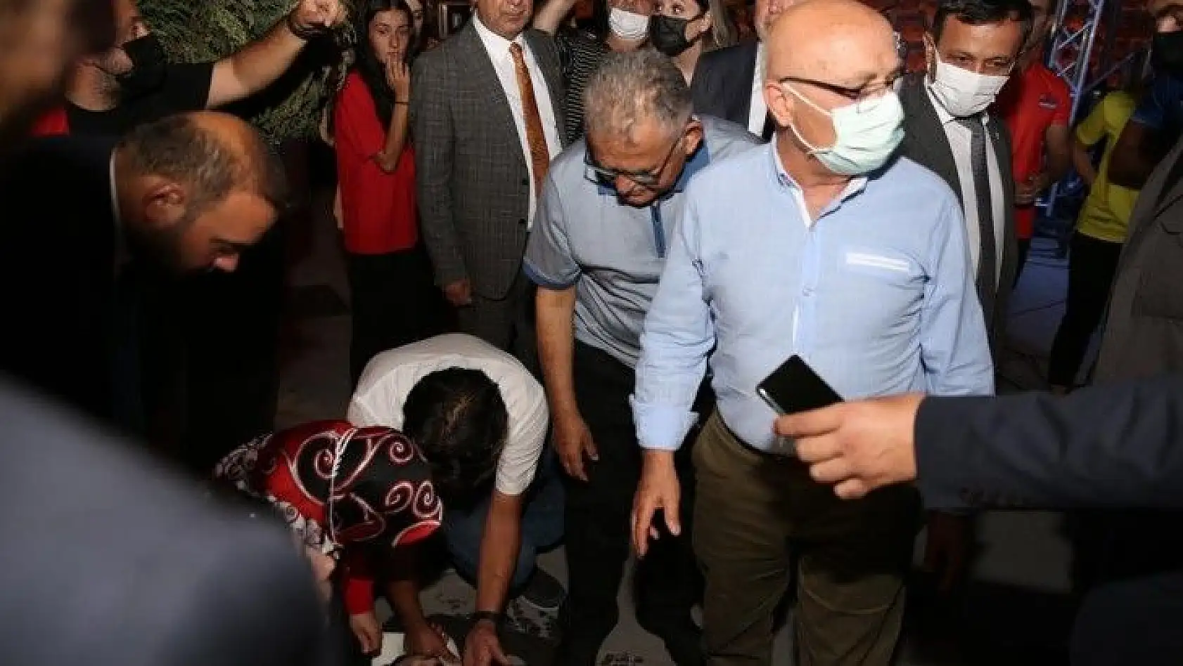 Bir anda bayıldı
