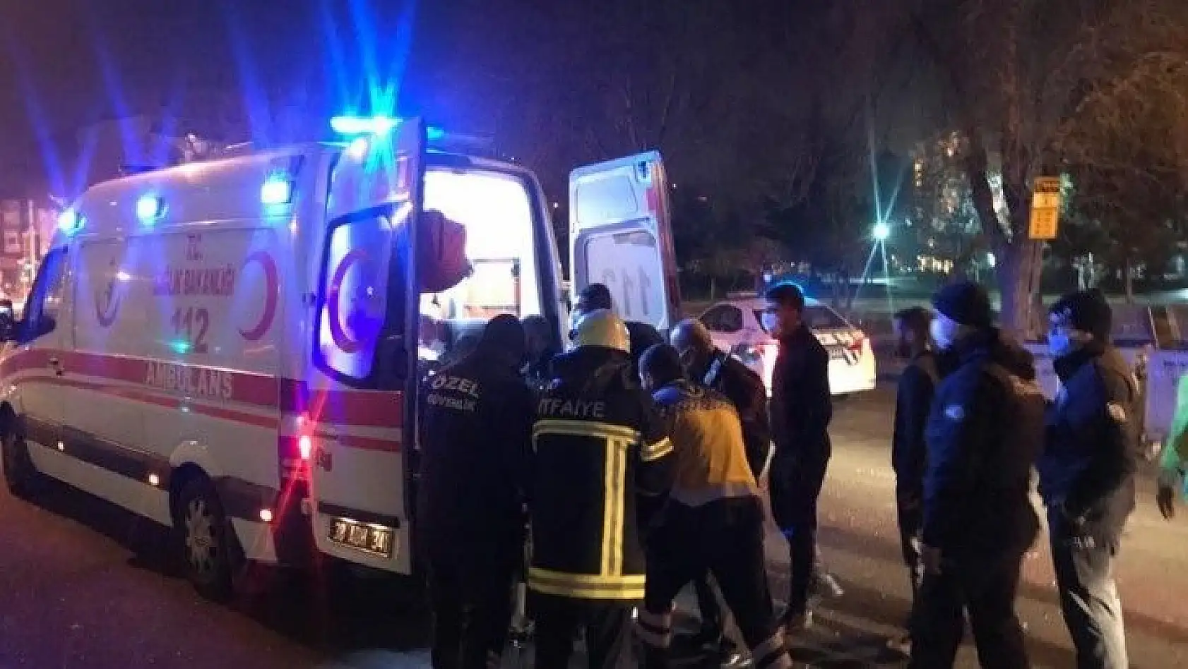 Boş yolda direğe çarptı, sıkıştığı yerden itfaiyenin çalışması ile çıkarıldı