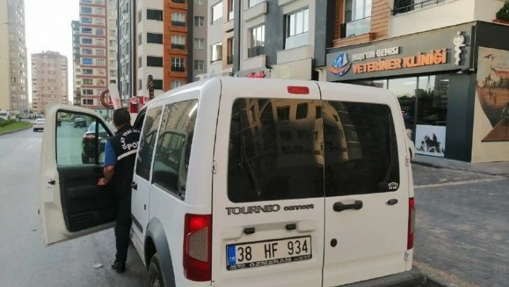 Boşandığı eşini 7 yerinden bıçakladı