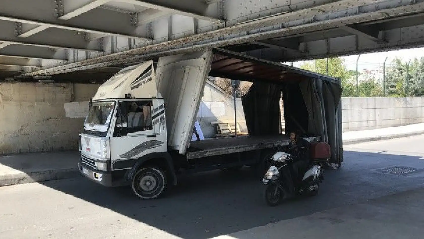 Çelik kapı yüklü kamyonet üst geçide çarptı