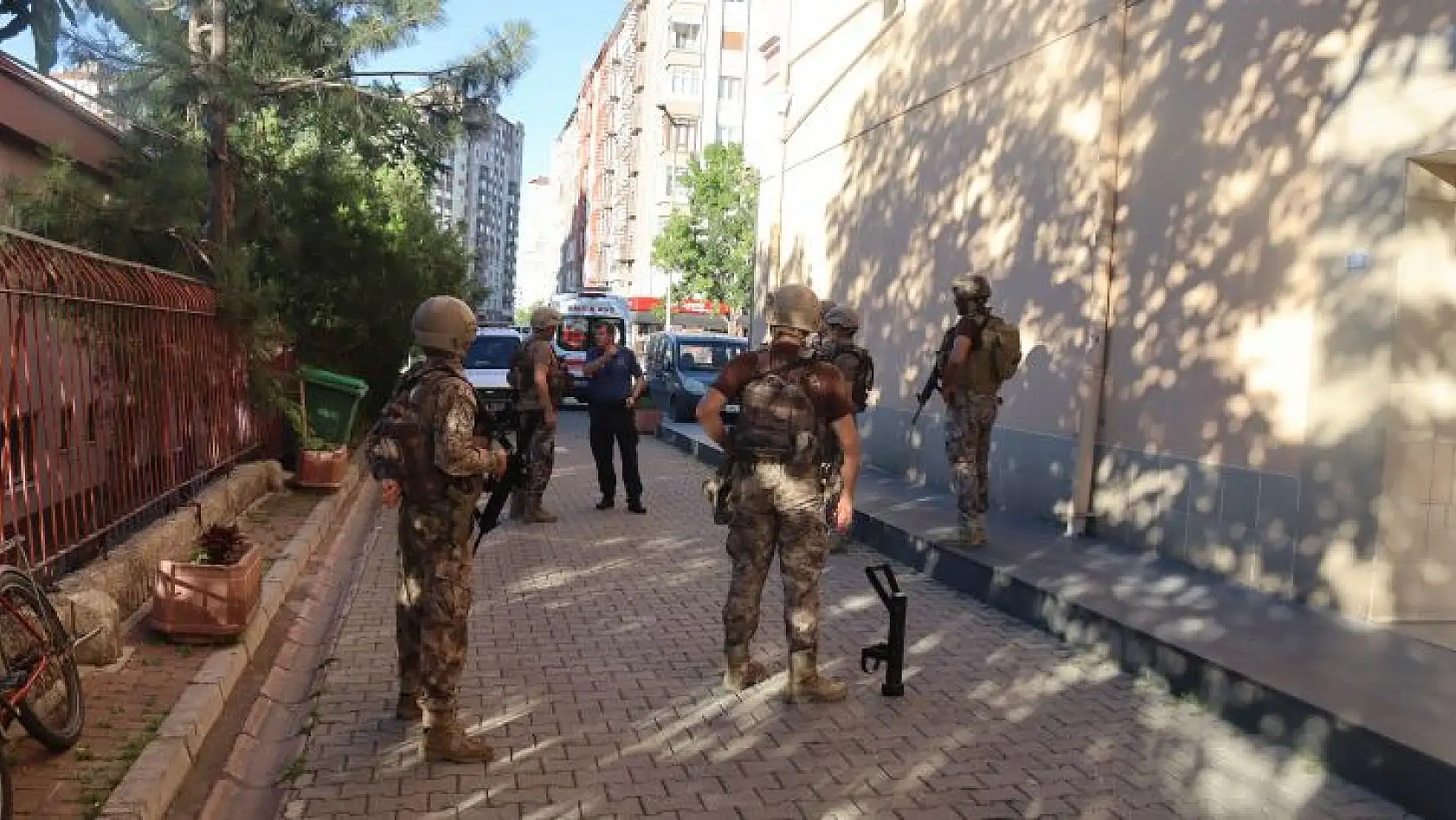 Dehşet dolu anlar! 9 kişiyi rehin aldı