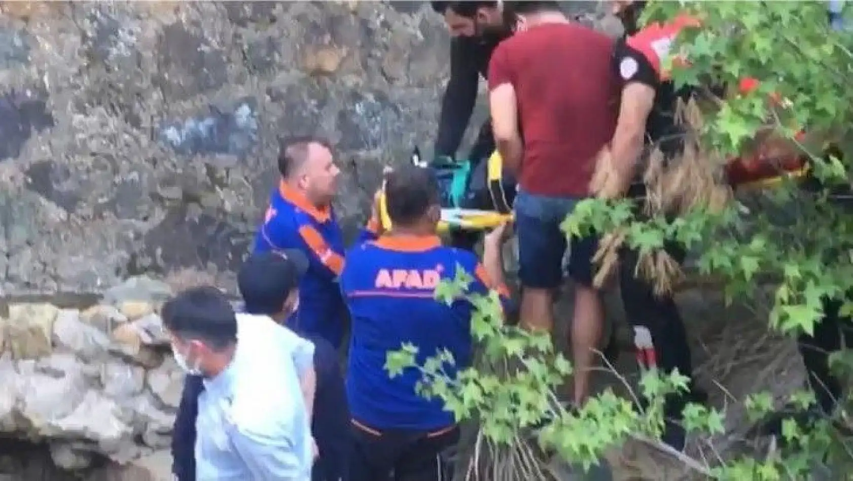 Doğa gezisinde kayalıklardan düştü
