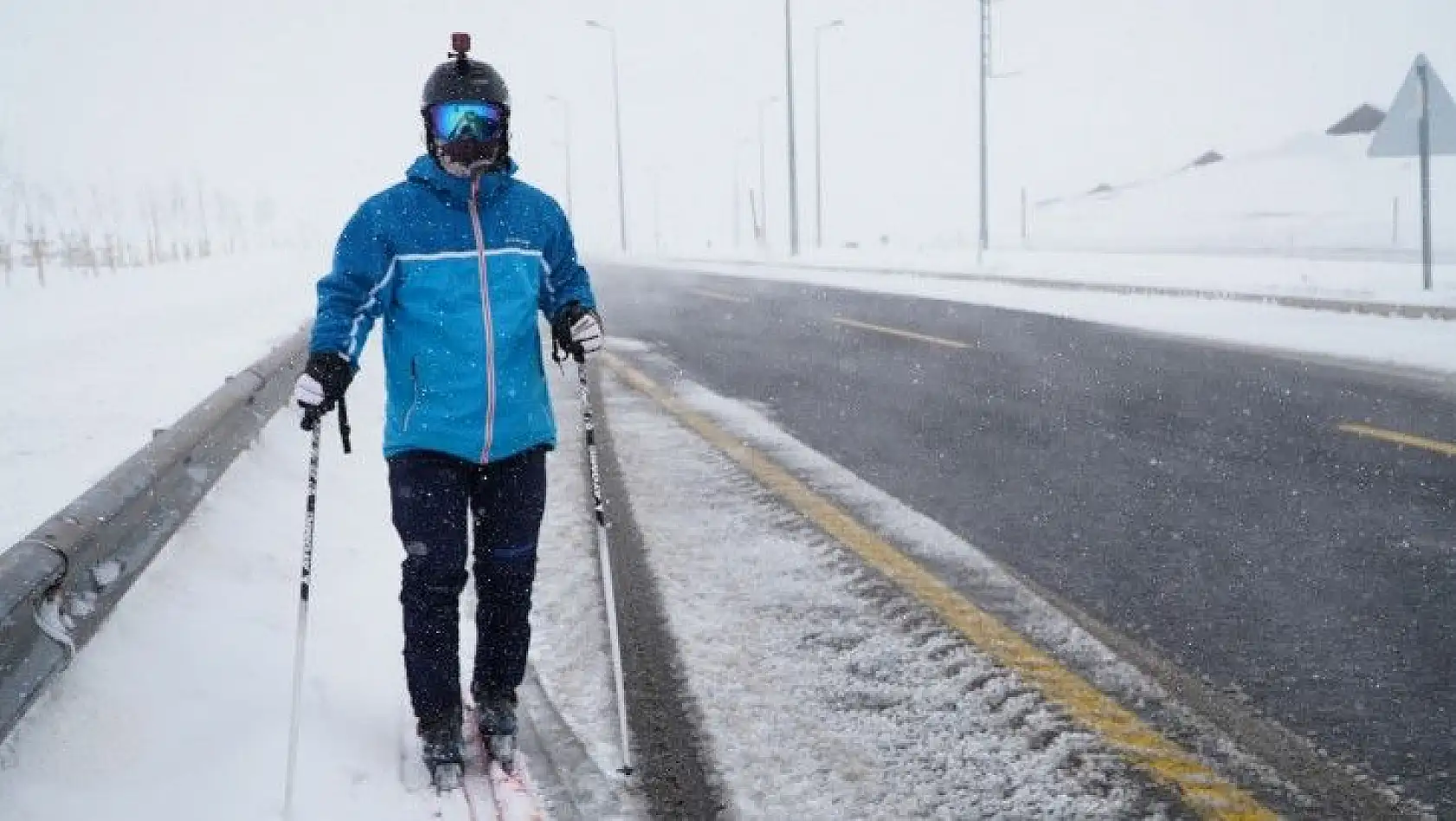 Erciyes'ten şehir merkezine kayarak indi