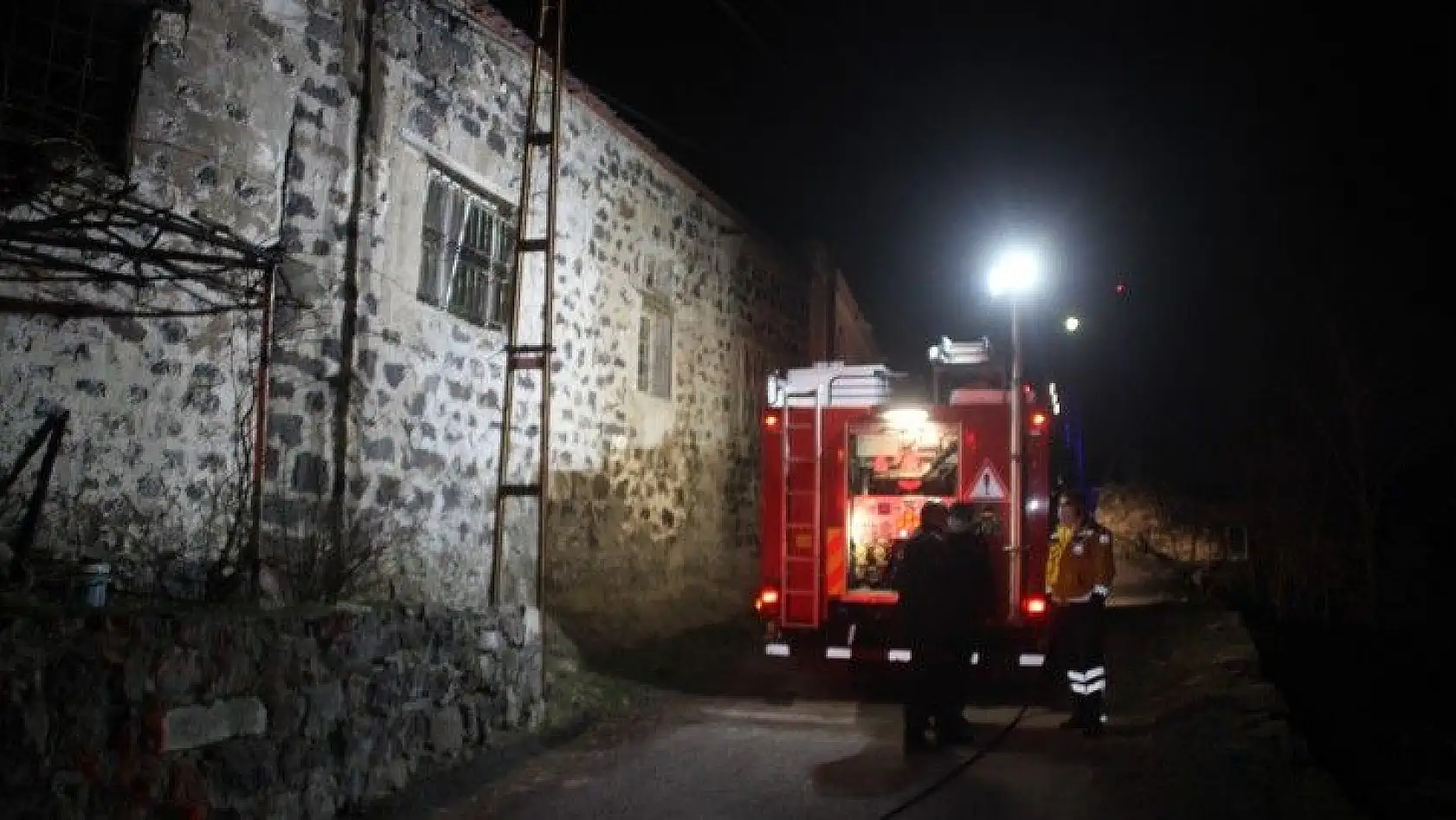 Evi ateşe verip kaçtı