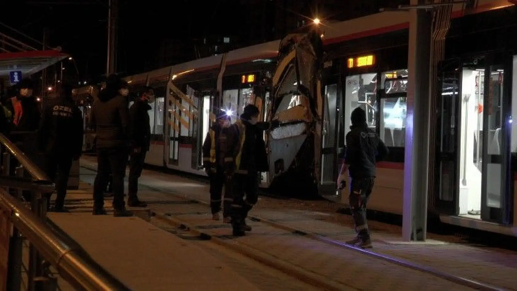 Flaş! İki tramvay çarpıştı, yaralılar var...