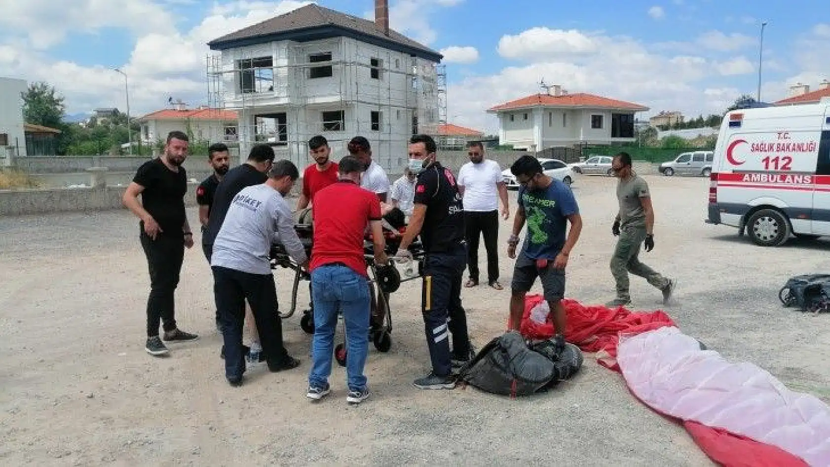 Flaş! Paraşüt yere çakıldı