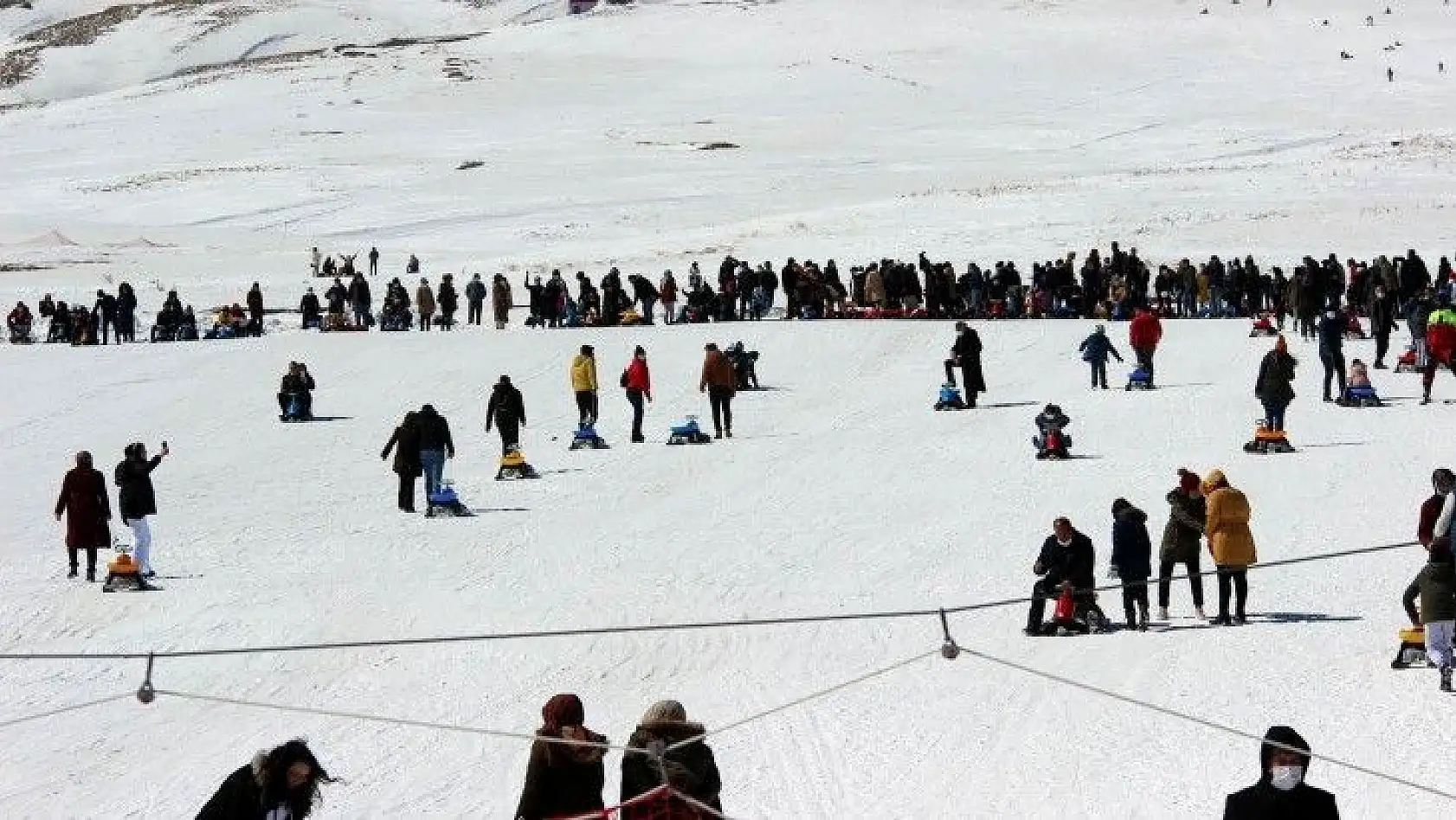 Kar yağdı tatilciler Erciyes'e akın etti