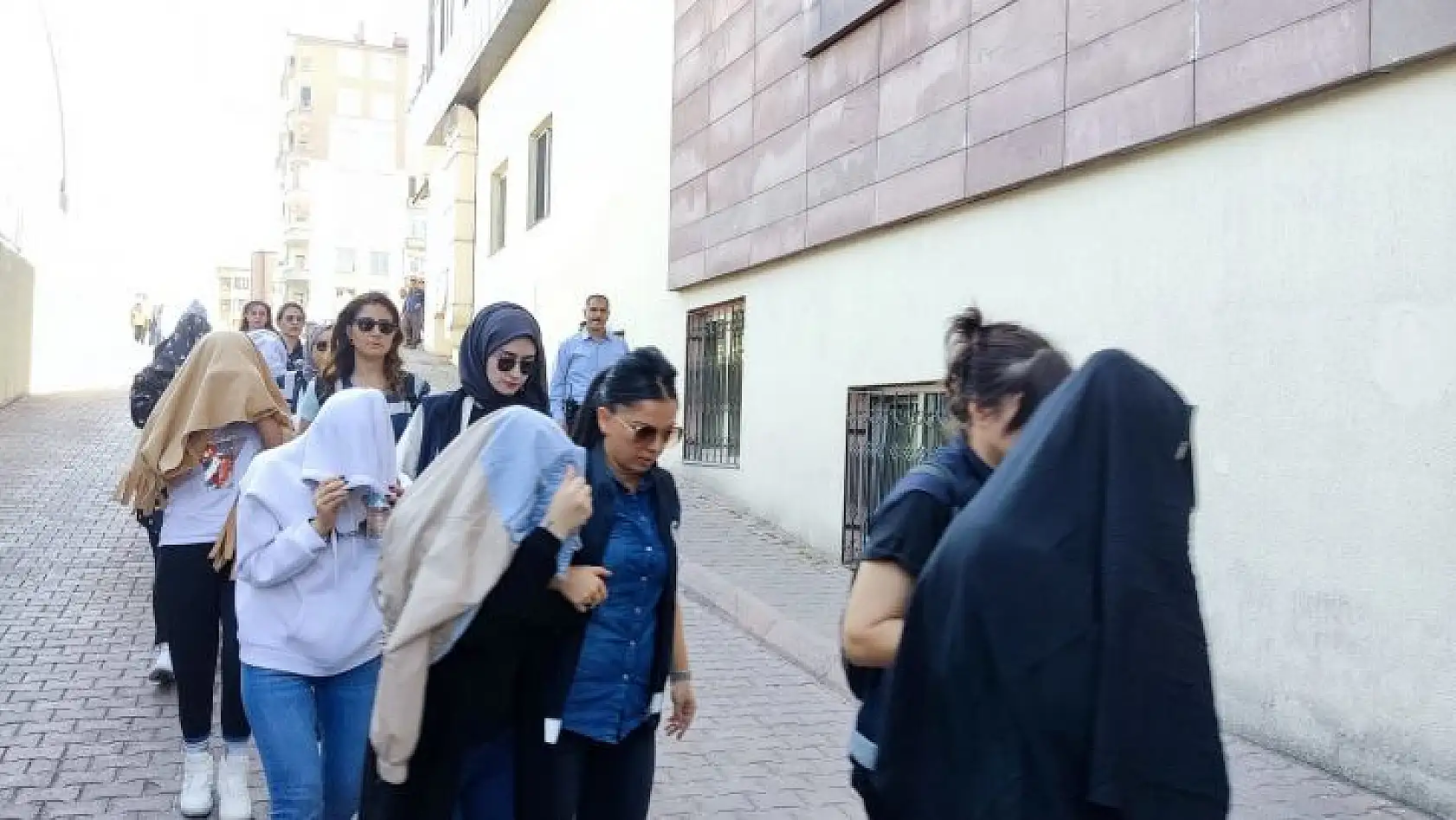 Kataloglarla fuhuş yaptıran çeteye operasyon: 27 Gözaltı