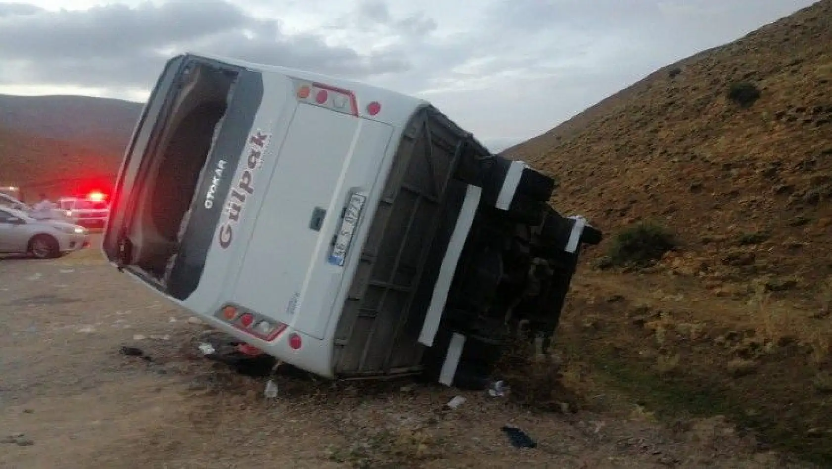 uran kursu öğrencilerini taşıyan midibüs devrildi: 29 yaralı