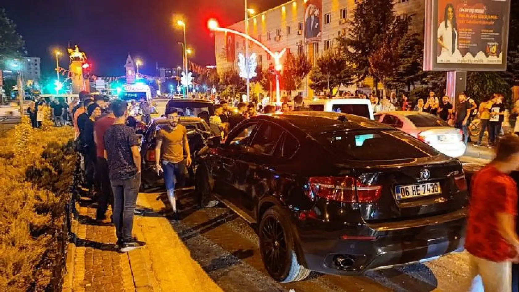 Kaza sonrası gazeteciye saldırdı