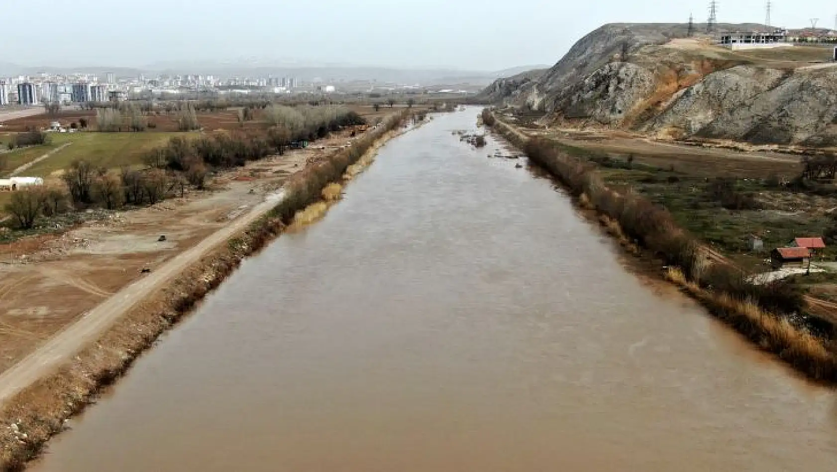 Kızılırmak eriyen karlarla coştu