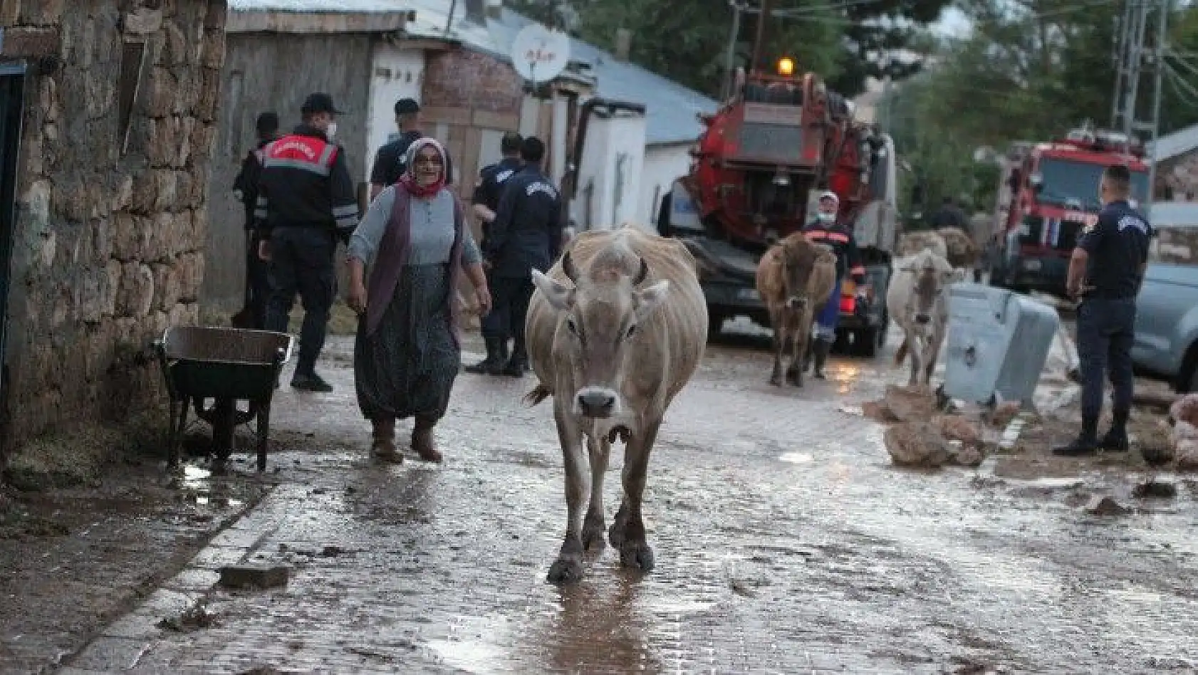 Mahalleyi sel bastı