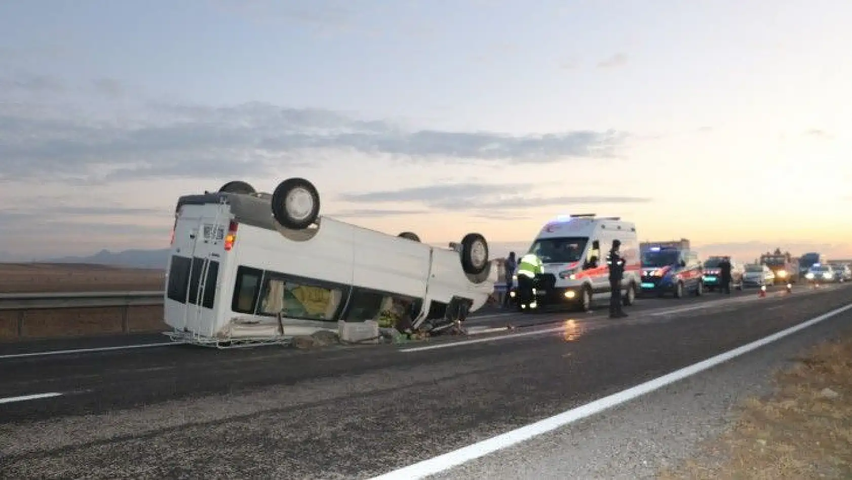 Minibüs devrildi: 1'i çocuk 11 yaralı