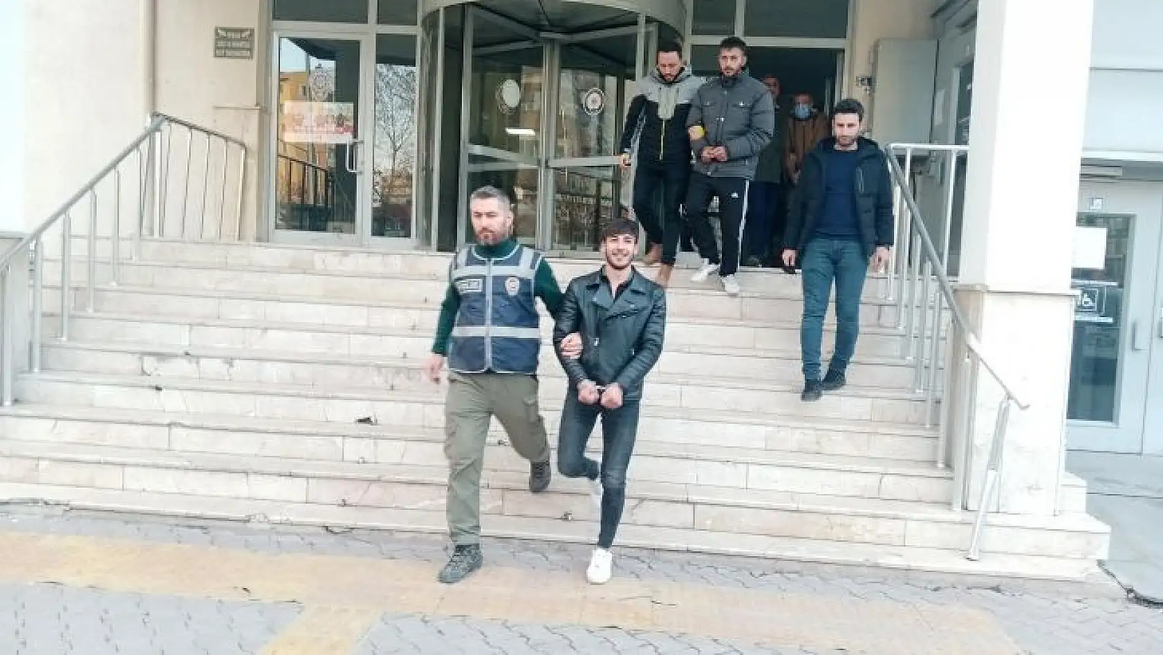 Operasyonda: 6 kişi yakalandı