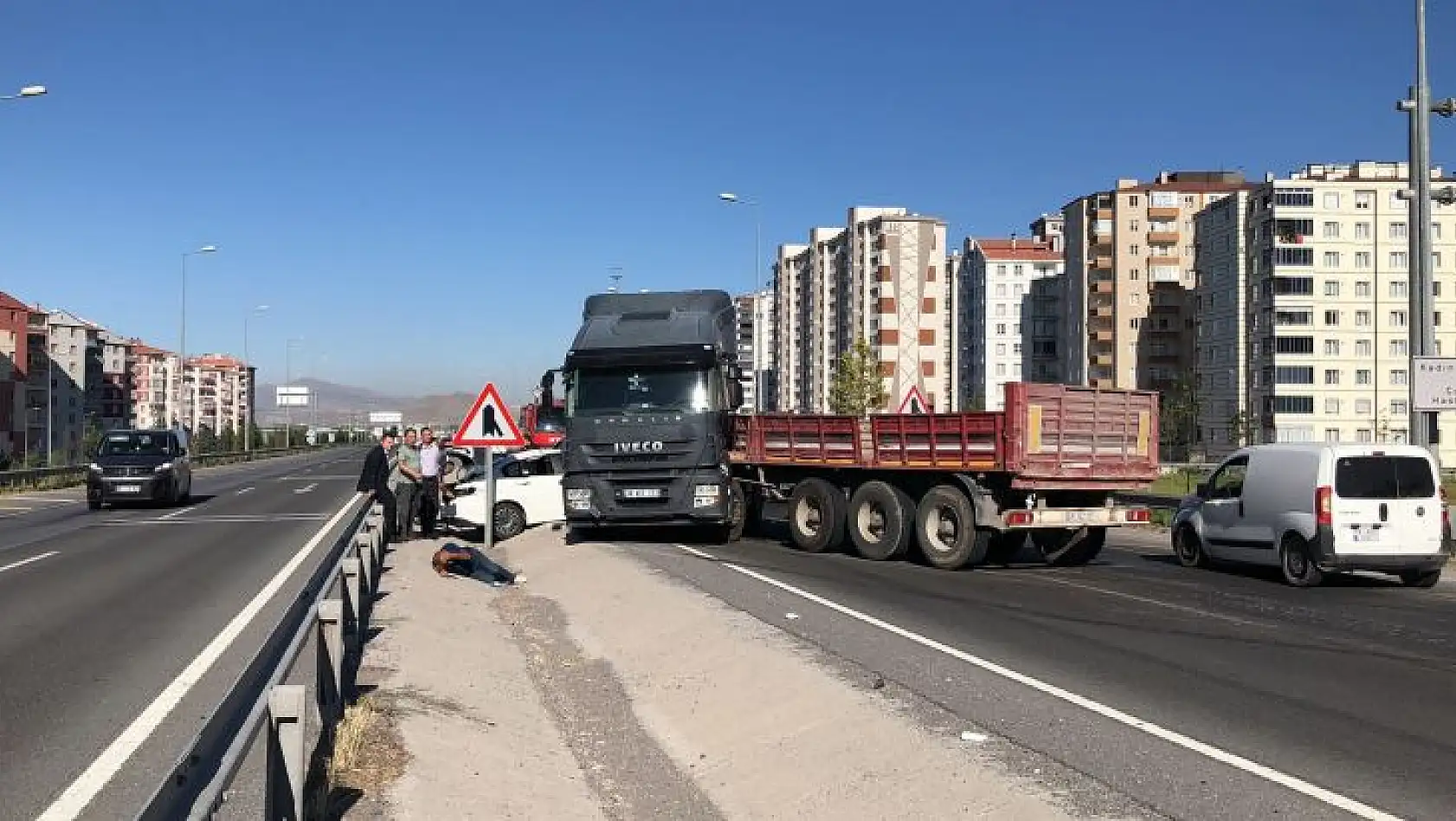 Otomobile tır çarpıştı: 2 yaralı