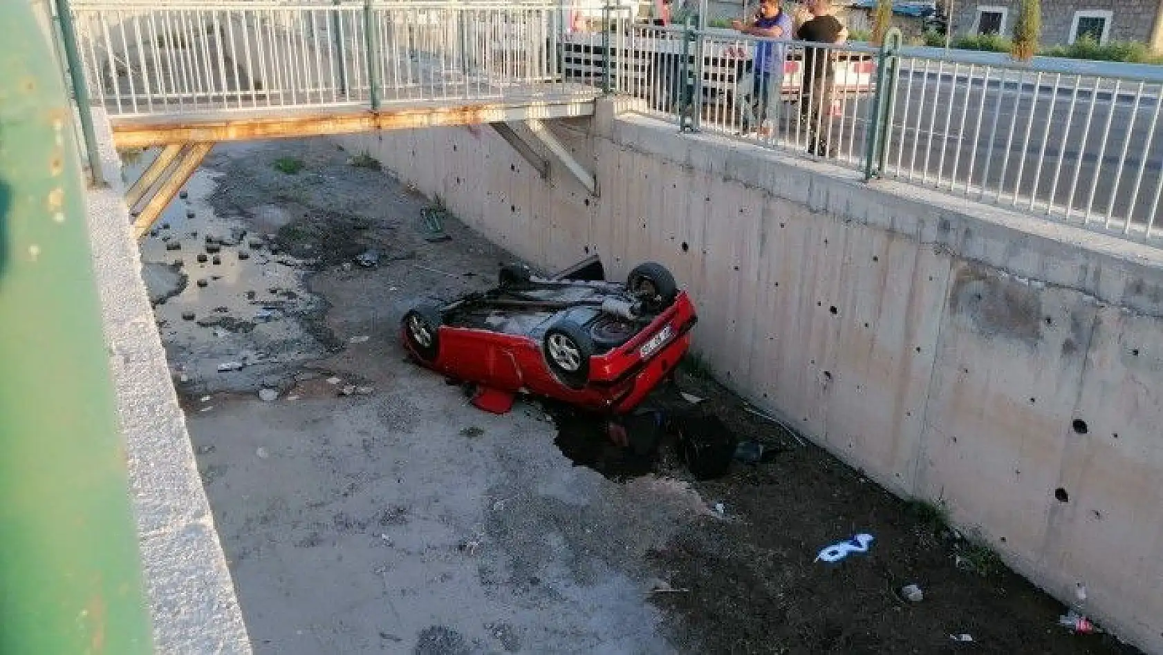 Otomobille kanala uçtular: 3 yaralı