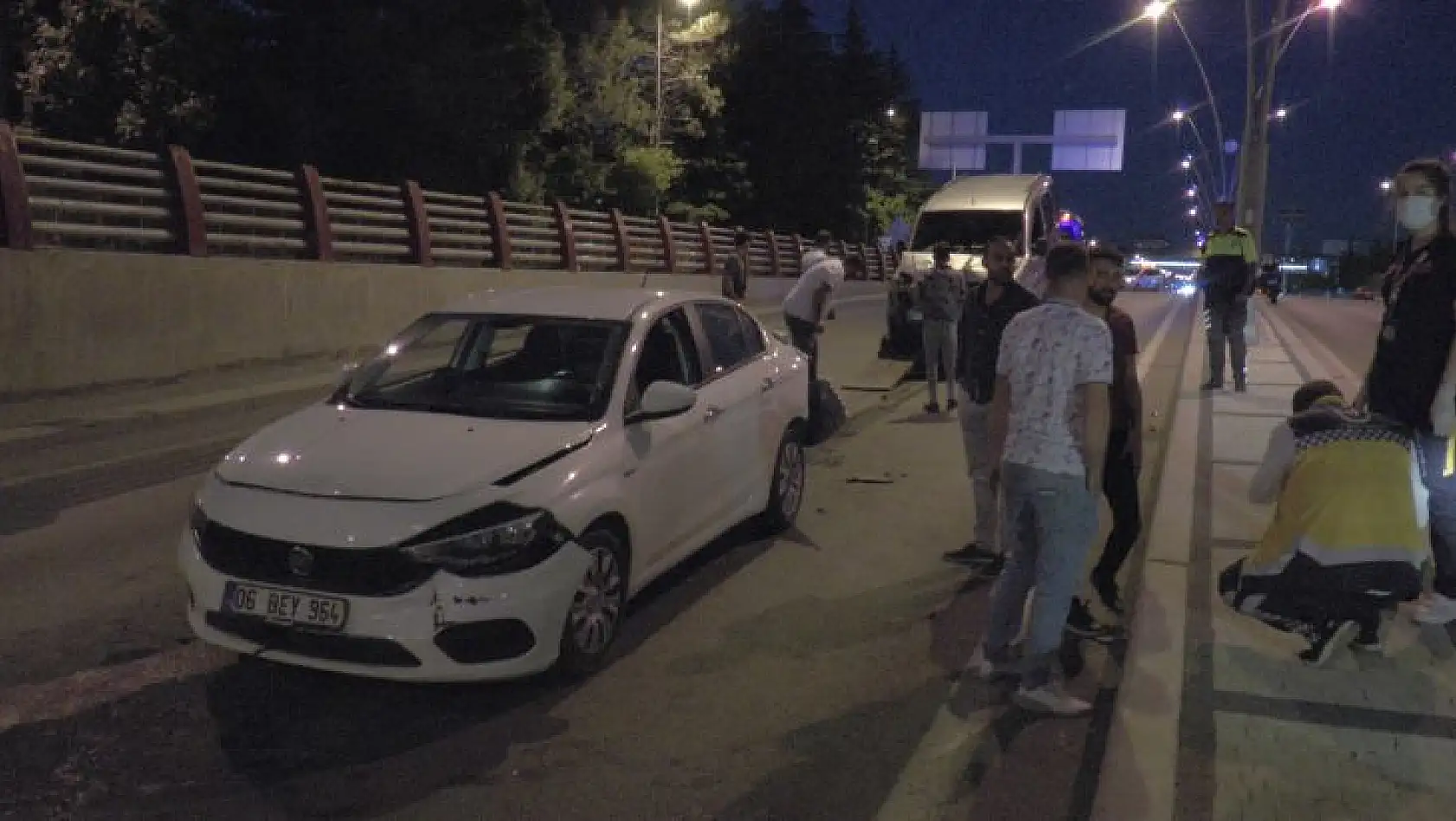 Otomobiller alt geçitte birbirine girdi
