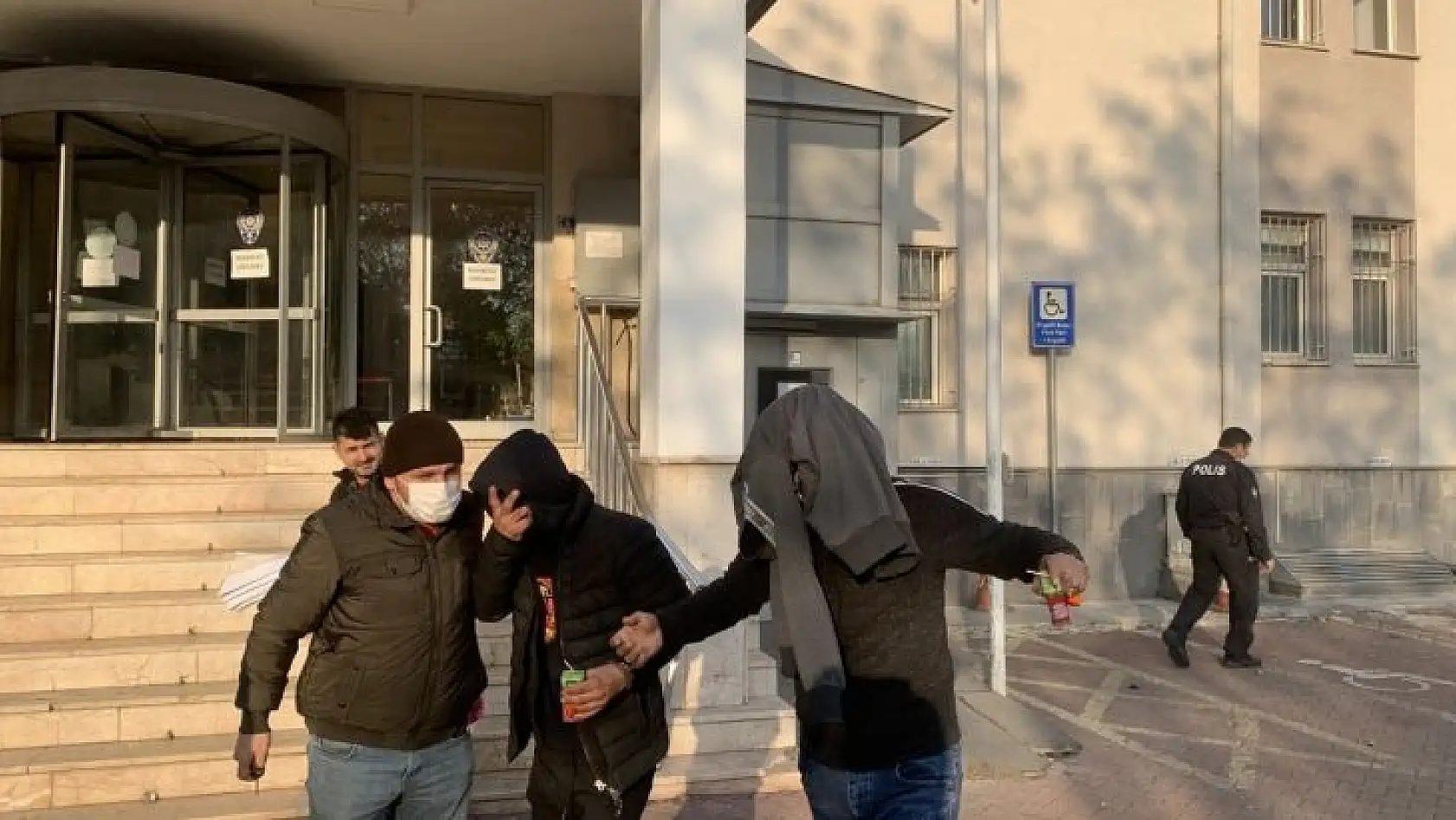 Pişkin hırsız şarkı söyleyerek oynadı