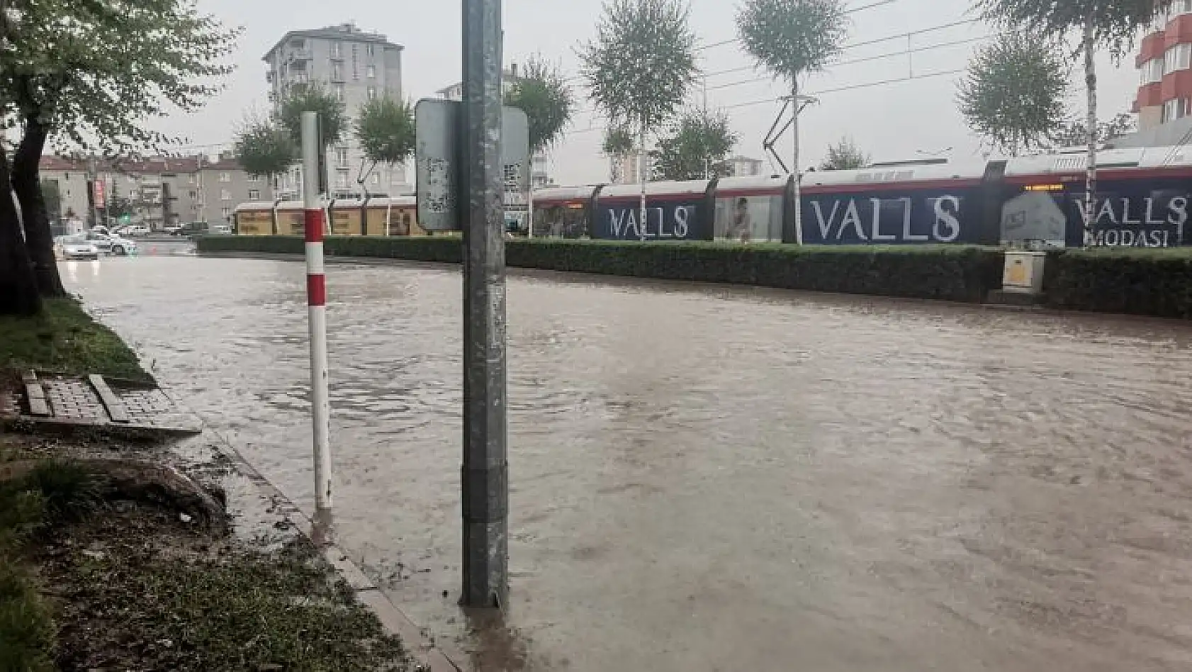 Sağanak yağış hayatı olumsuz etkiledi