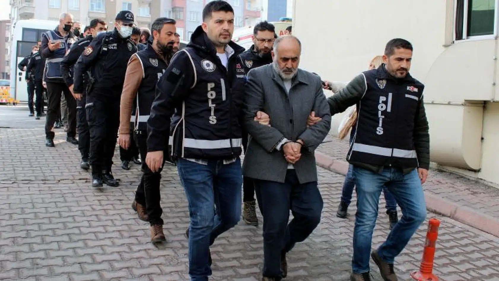 Suç örgütü operasyonunda 25 kişi adliyede