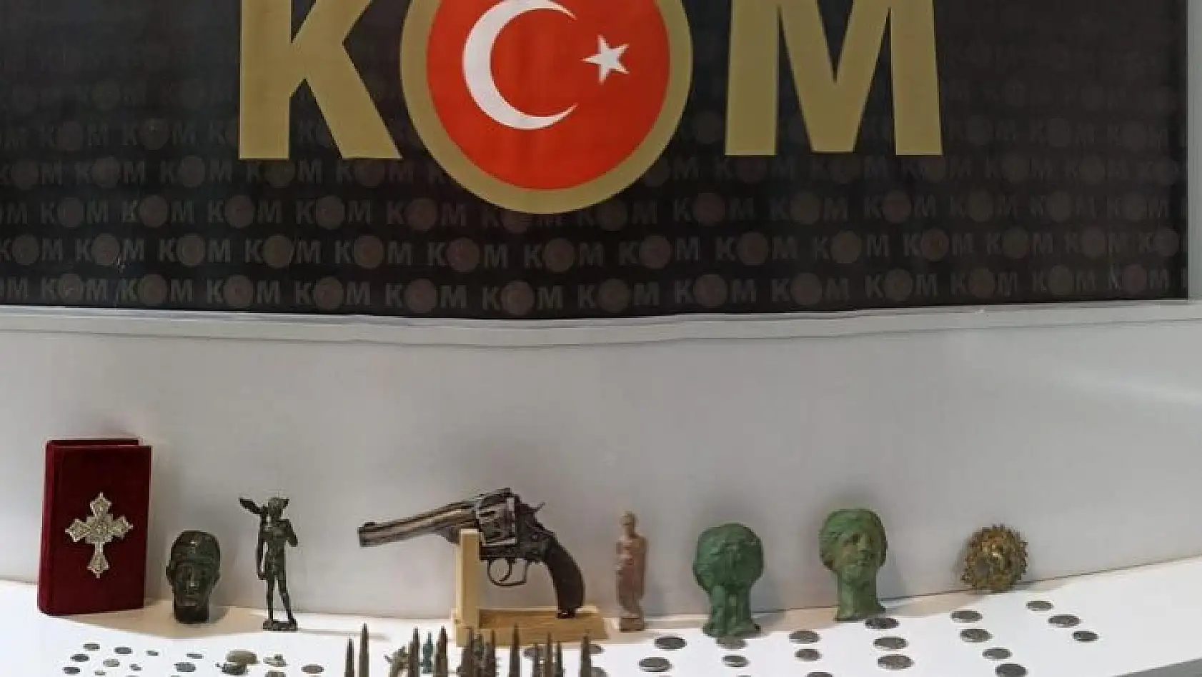 Tarihi eserleri piyasaya süremeden yakalandı