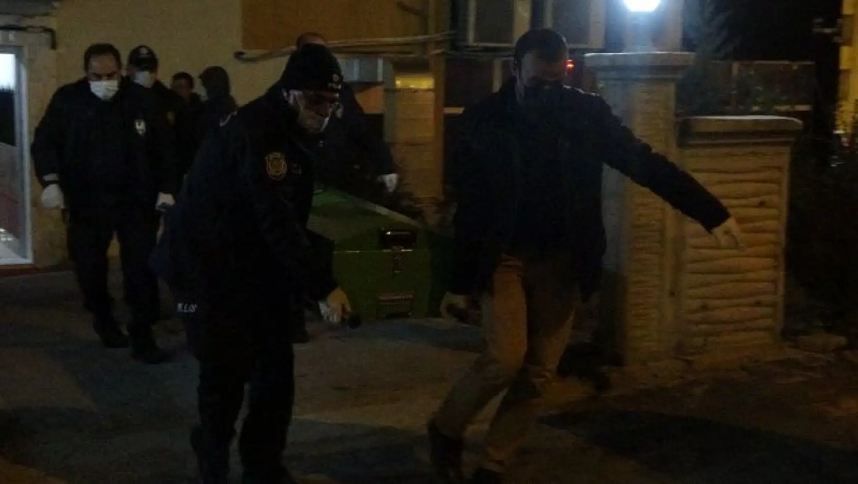 Tartıştığı kızını boynundan bıçaklayarak öldürdü