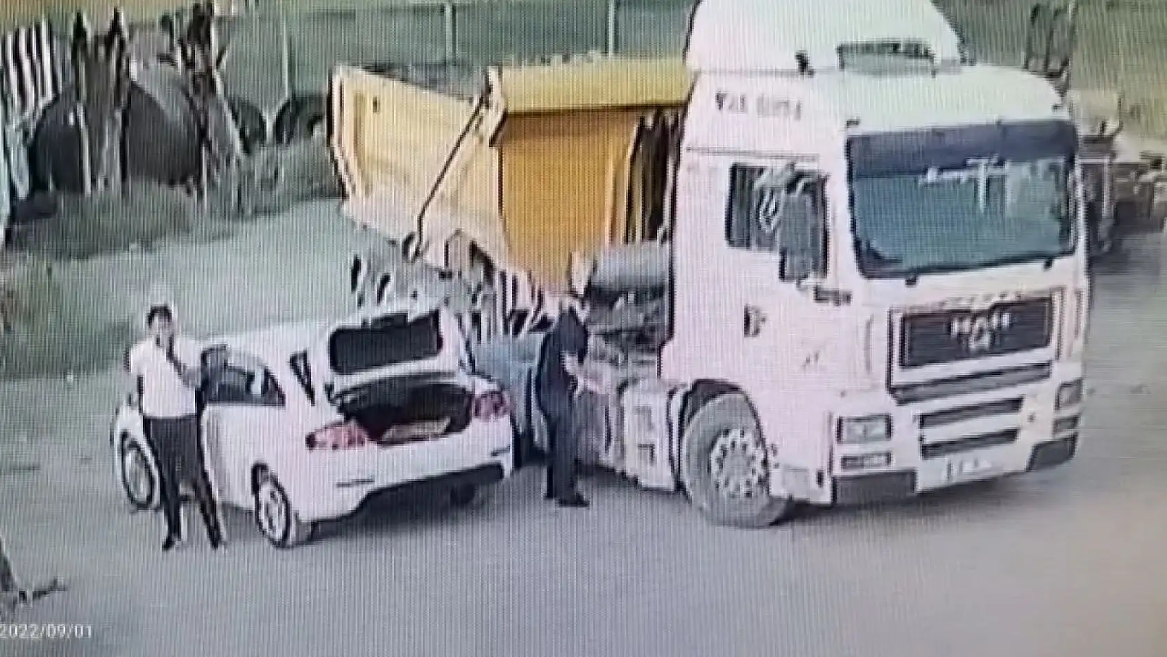 Tırdan mazot çaldılar