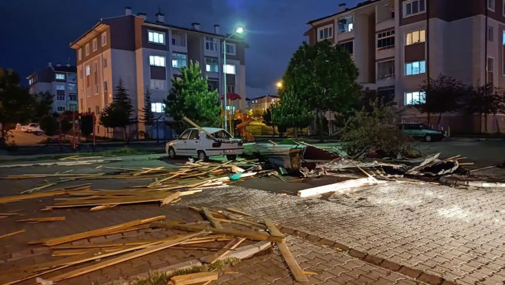 Uçan çatıda çocuk yaralandı