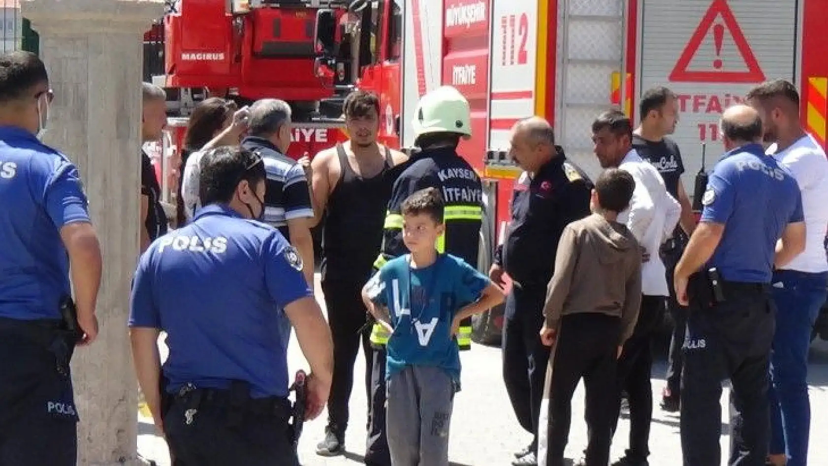 Yangında balkonda mahsur kaldı