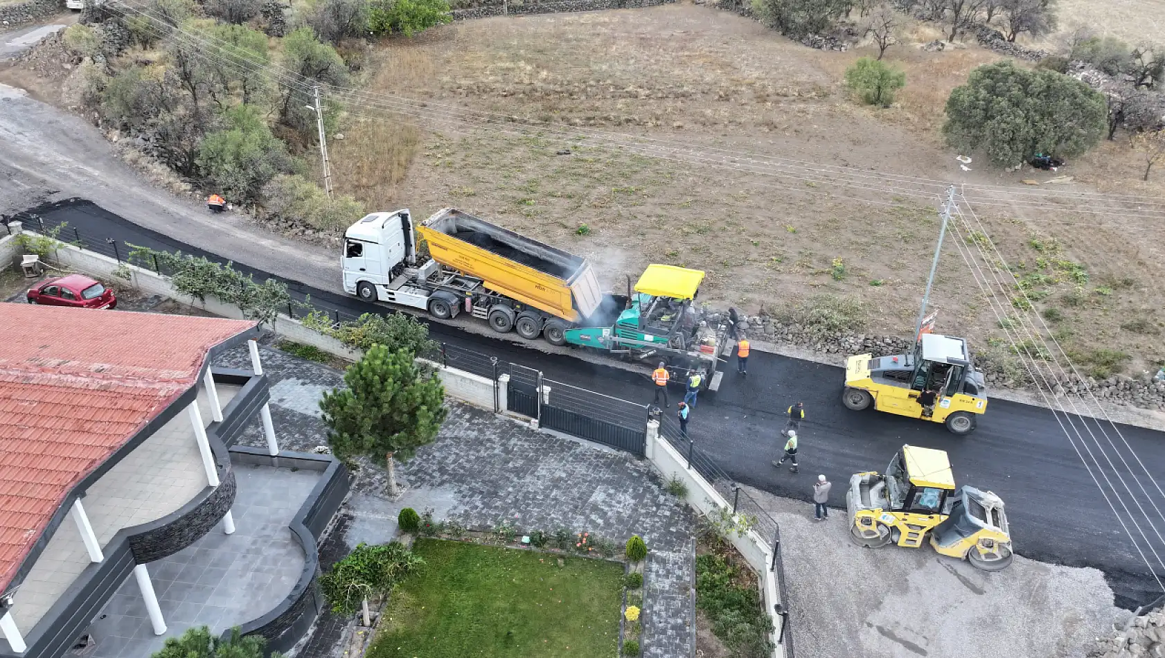 3 kilometrelik yola 3 bin ton sıcak asfalt serildi