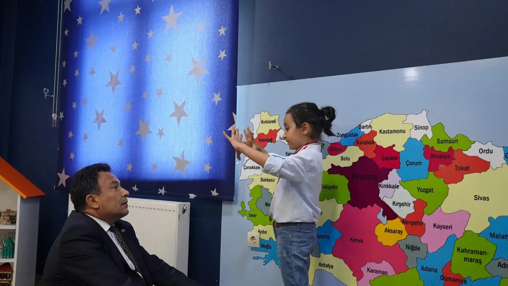 6 yaşındaki Demir, İl Müdürü Karaköse'ye tarih anlattı