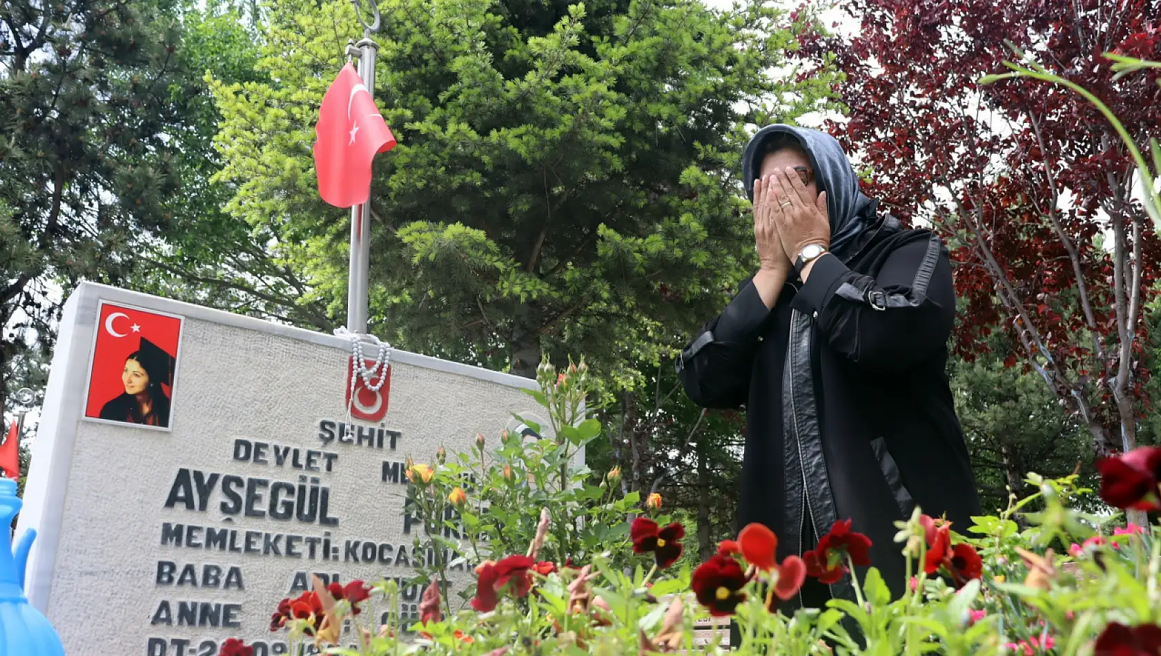 Acılı anne şehit kızının mezarı başında Anneler Günü'nü kutladı